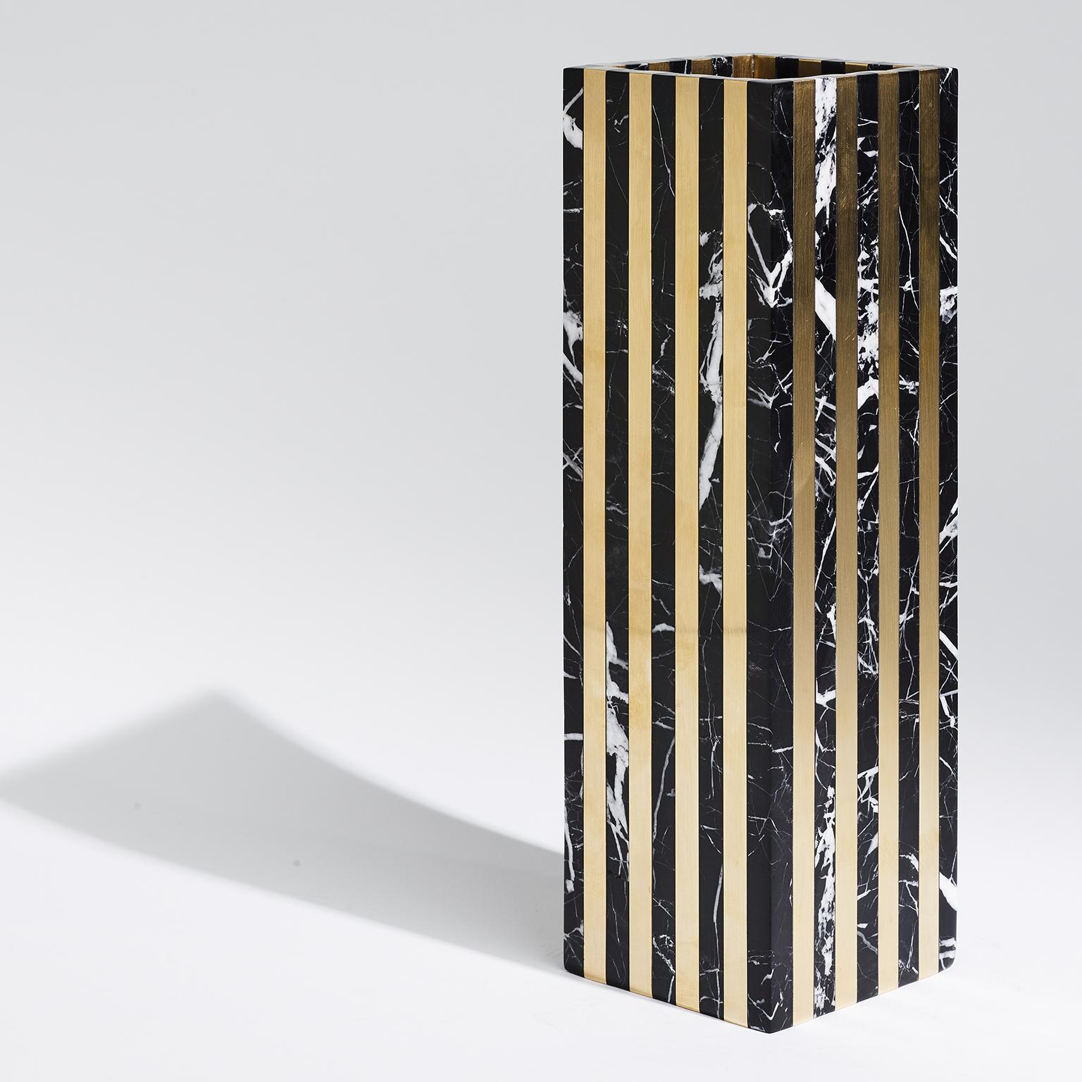 Zeitgenössische Vase aus Marmor und massivem Messing Dynastie Quattro Thin von Greg Natale (Unbekannt) im Angebot