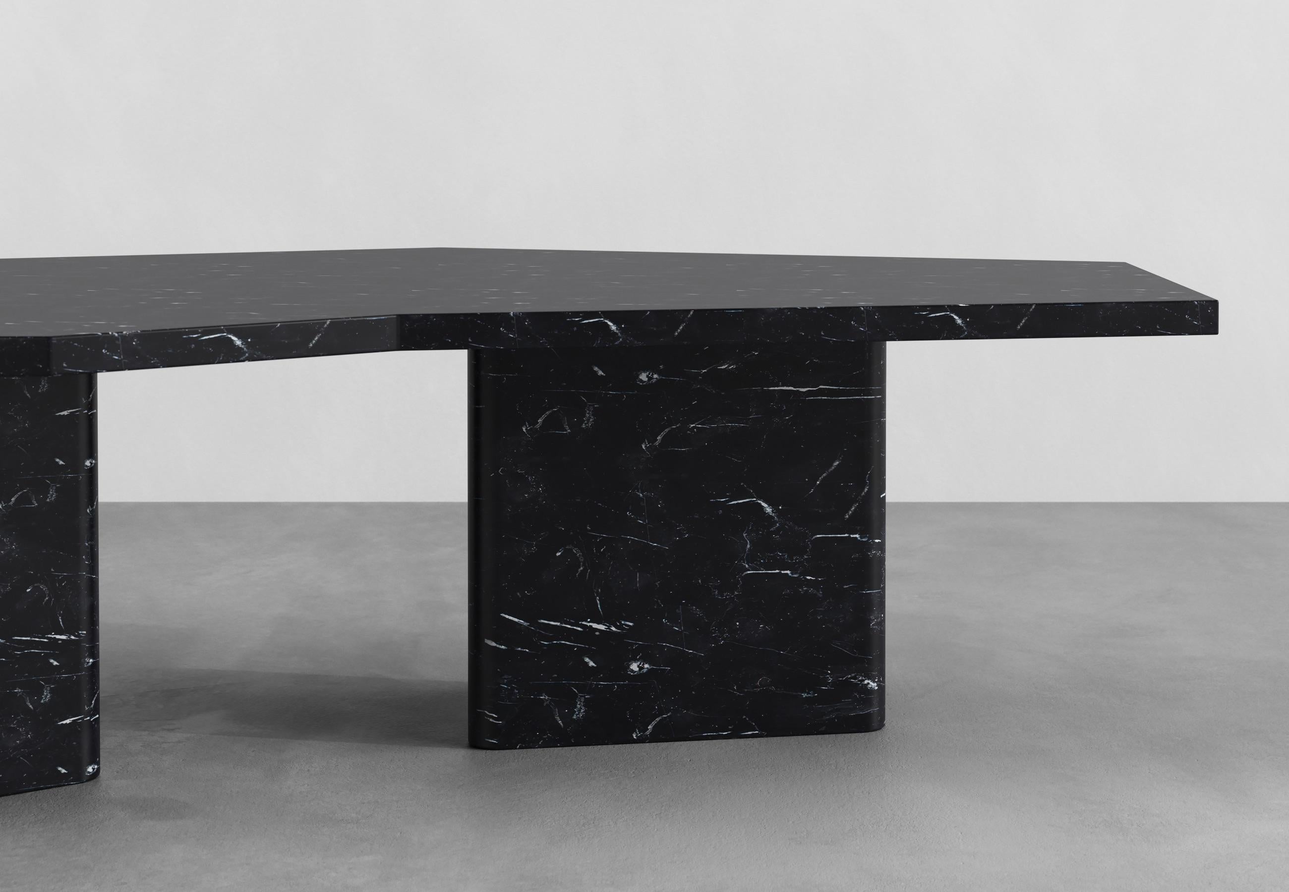 La collection Douglas présente un aspect plus brutal et robuste, avec des bords droits. En s'inspirant des lignes de fracture et en faisant un clin d'œil à leur architecte belge préféré, Juliaan Lampens. 

À partir d'une base en contreplaqué, des