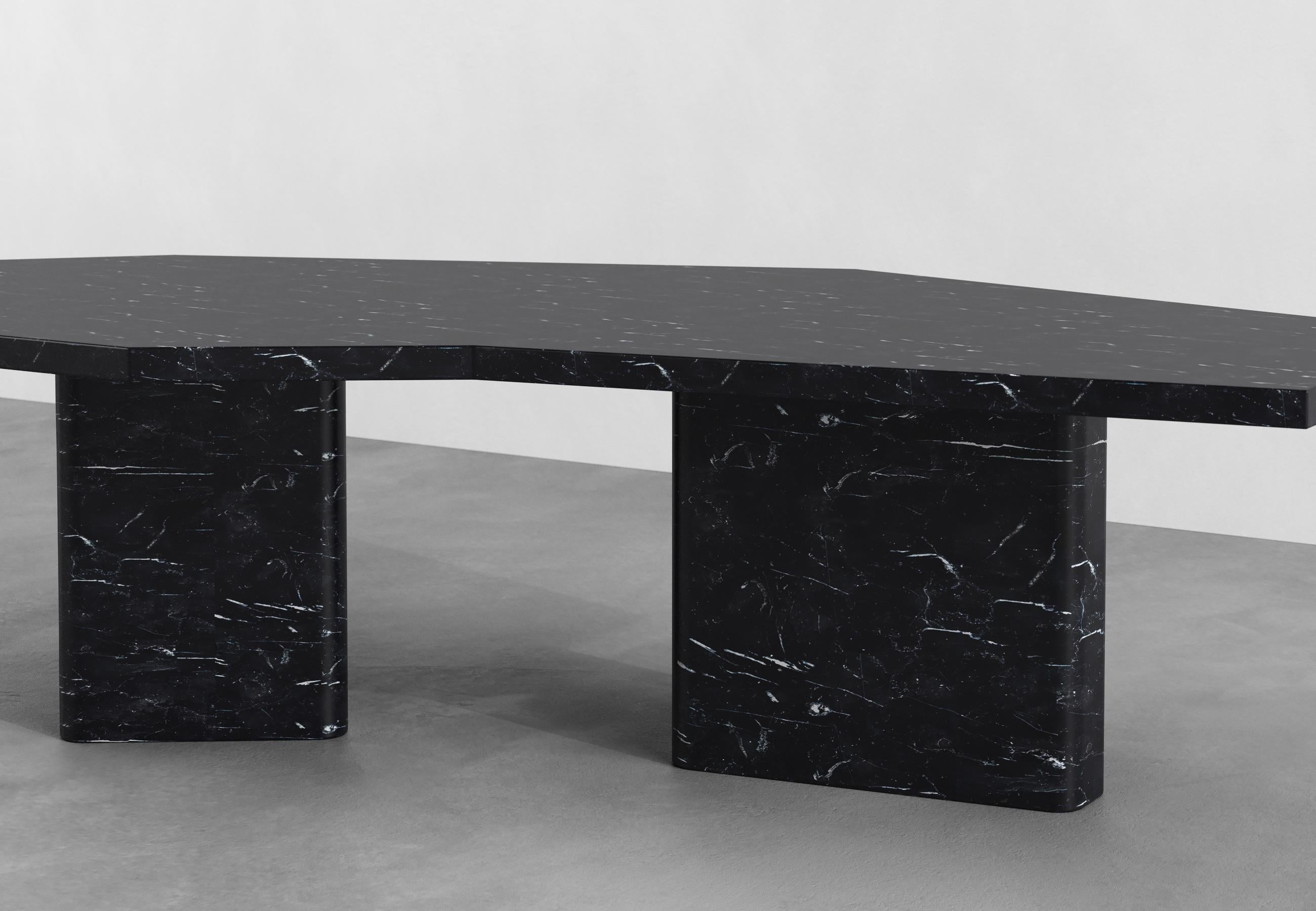 Belge Table de salle à manger contemporaine en marbre Douglas 320 cm de long par Armand & Francine en vente