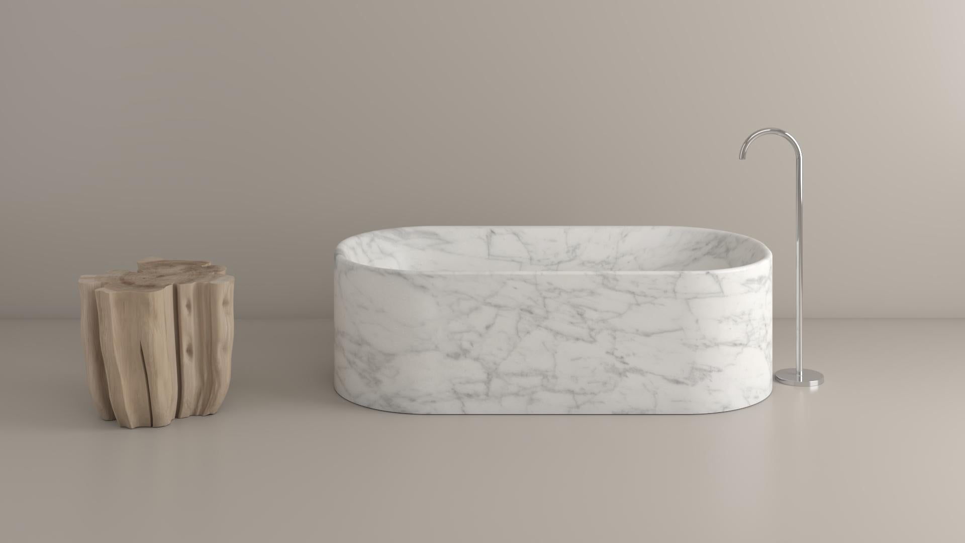 Contemporary Marble Italian Bath Tub, Nero Marquina, Carrara, Travertin (Italienisch) im Angebot