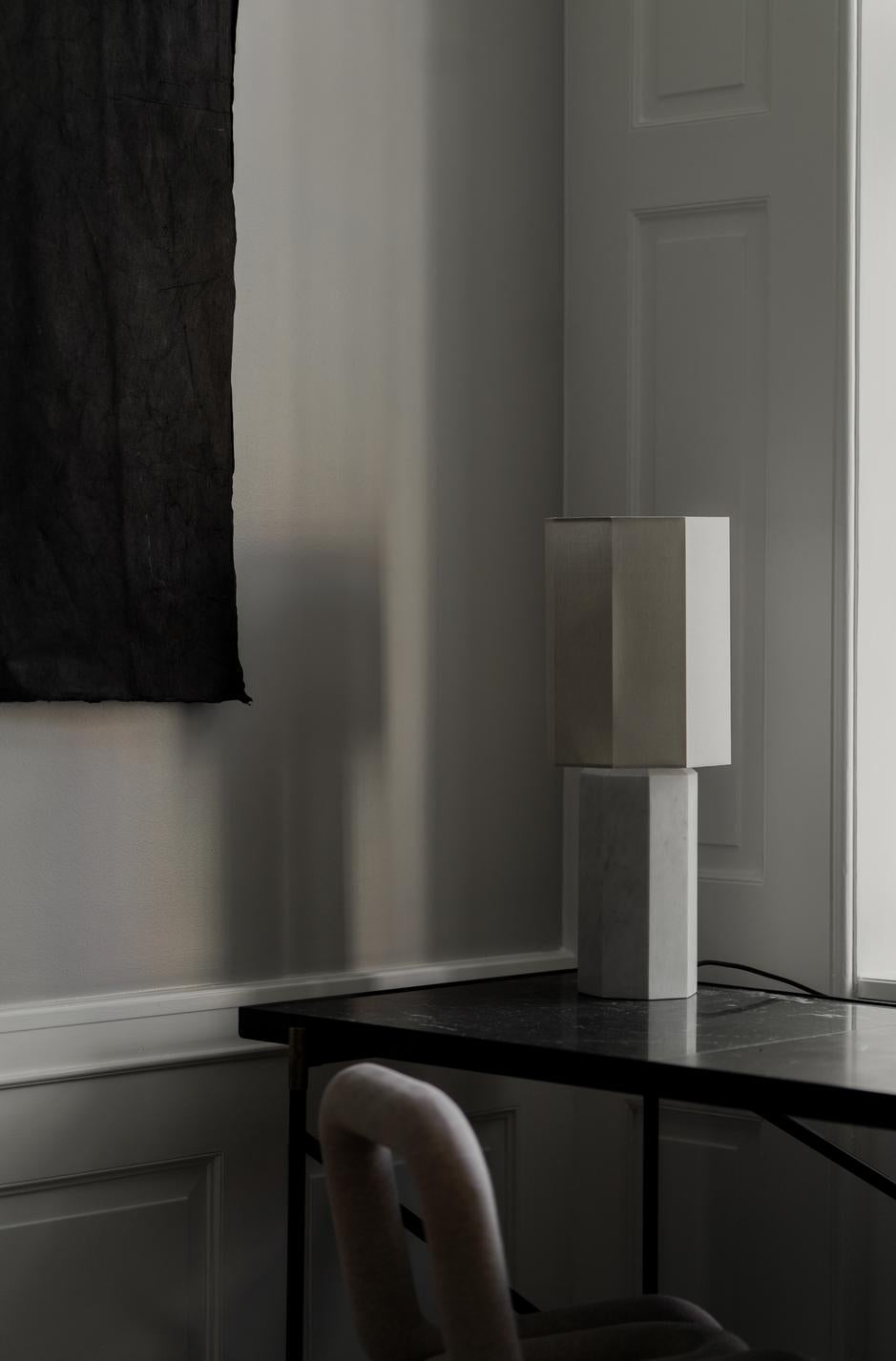 Organique Grande lampe contemporaine en marbre 'Eight over Eight', grise/blance jute en vente