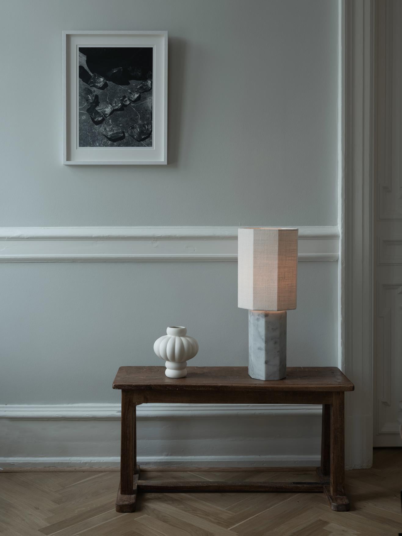Grande lampe contemporaine en marbre 'Eight over Eight', grise/blance jute en vente 1