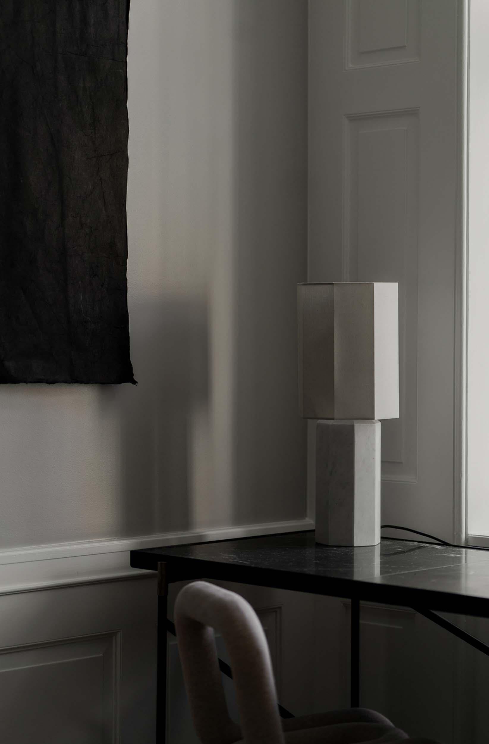 Organique Grande lampe contemporaine en marbre 'Eight over Eight' (huit sur huit), en travertin/blanc jute en vente