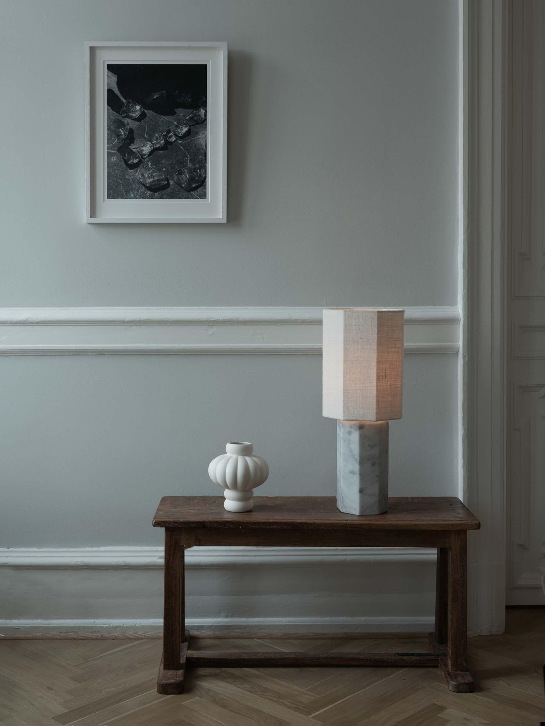 Danois Grande lampe contemporaine en marbre 'Eight over Eight' (huit sur huit), en travertin/blanc jute en vente