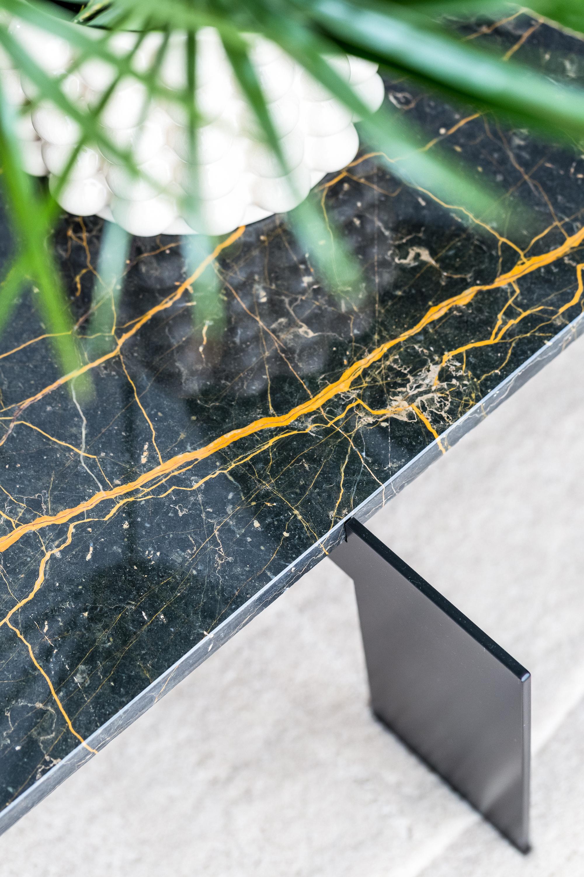 Moderne Table basse contemporaine à pied métallique en marbre noir NOBE ITALIA en vente