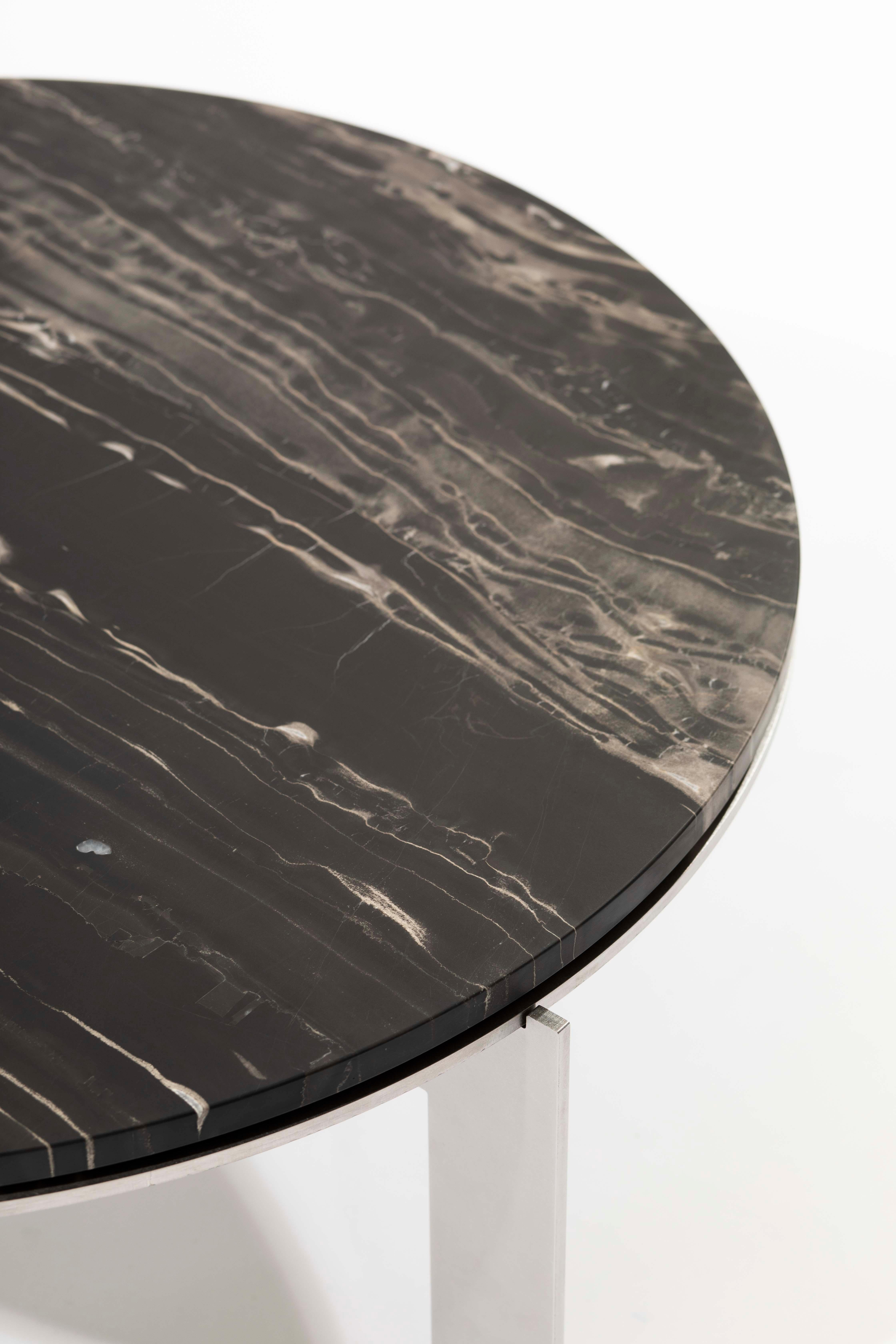Minimaliste Table d'appoint ronde contemporaine moderne, plateau en acier inoxydable et marbre, Belgique en vente