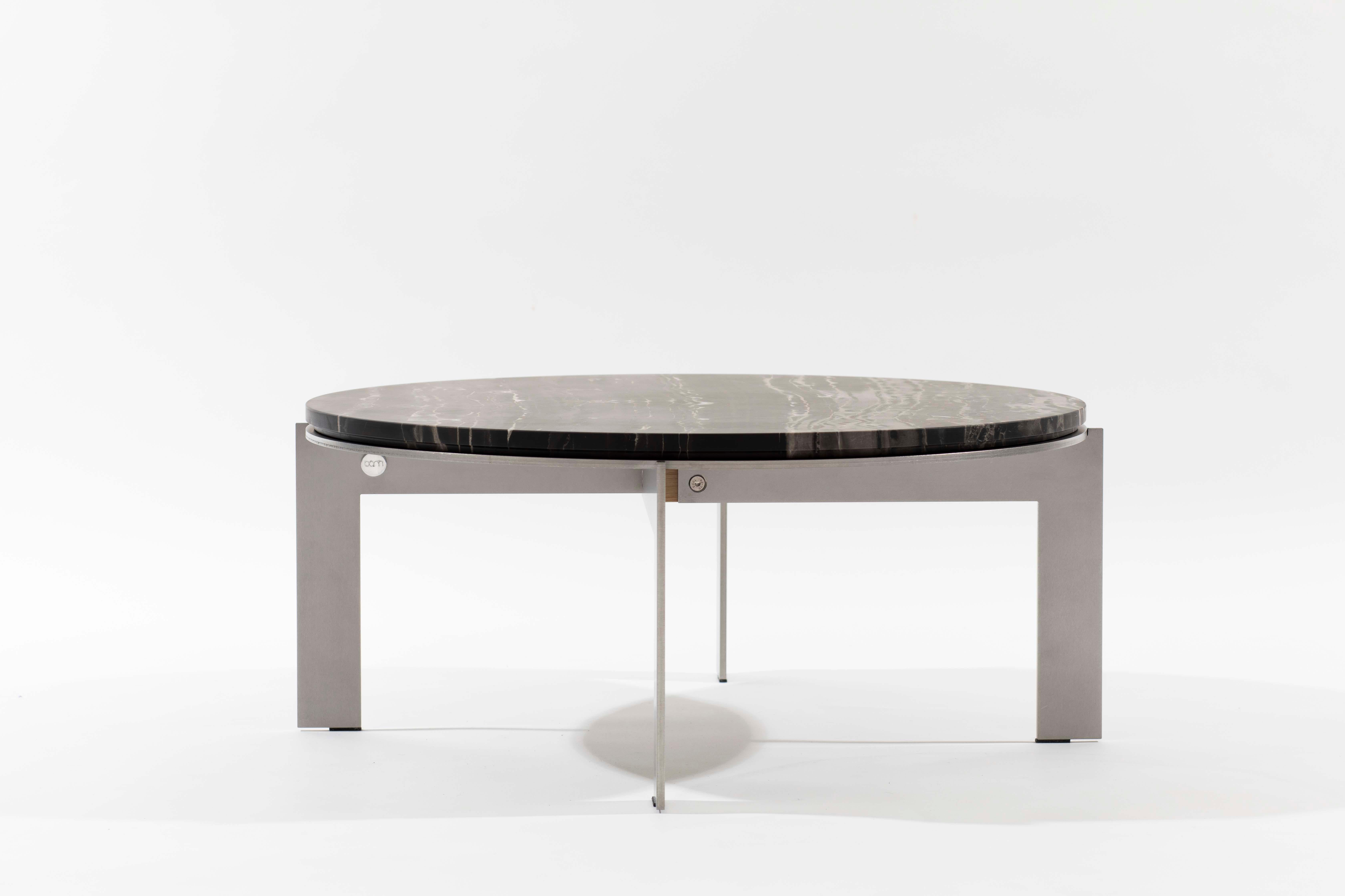 Belge Table d'appoint ronde contemporaine moderne, plateau en acier inoxydable et marbre, Belgique en vente
