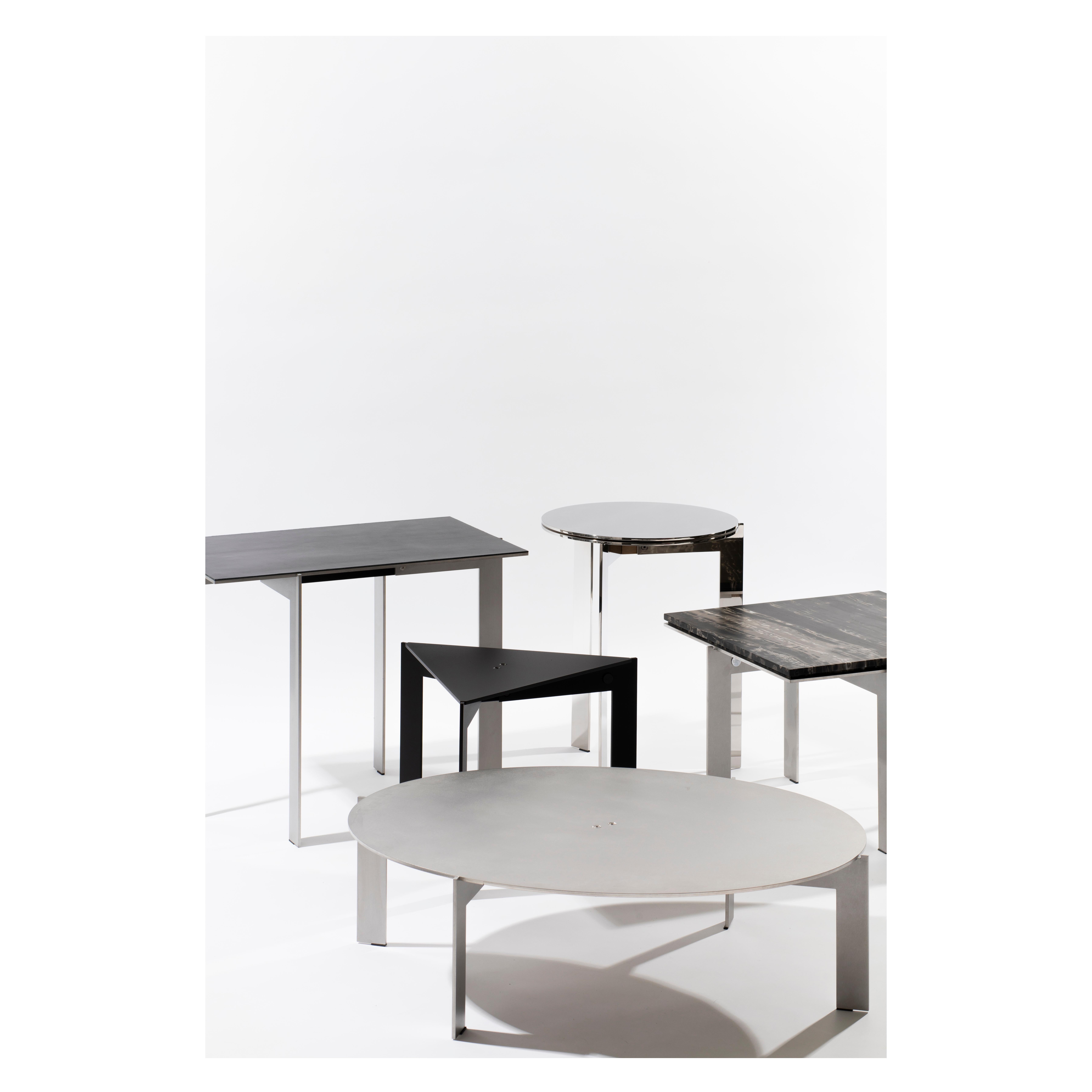 XXIe siècle et contemporain Table d'appoint ronde contemporaine moderne, plateau en acier inoxydable et marbre, Belgique en vente