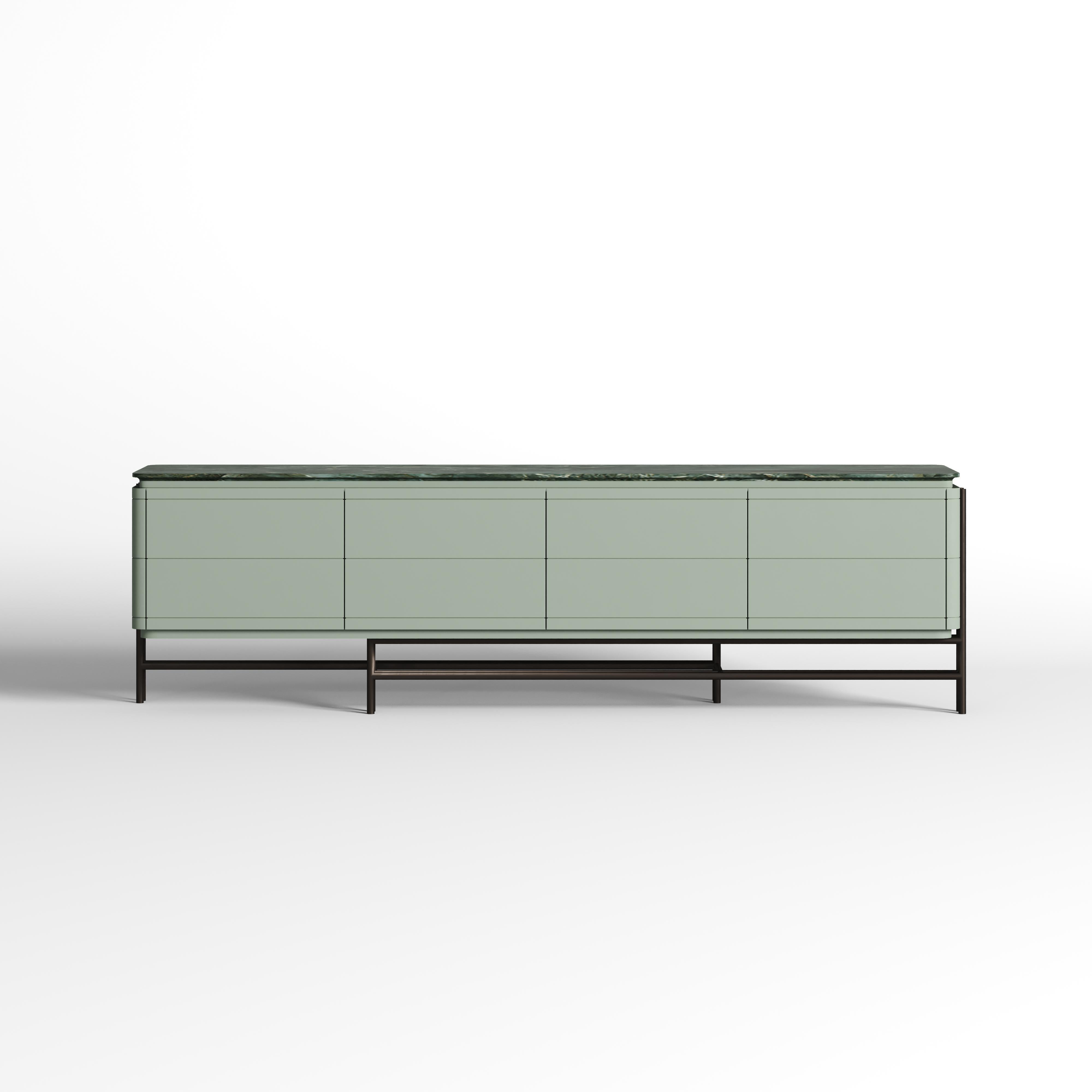 Buffet à 4 portes, étagère intérieure et base en métal. 
L'armoire est laquée avec le dessus en placage de noyer, la base en métal est en poudre époxy. 
Dimensions et finitions personnalisées sur demande.
Le dessus est également proposé en céramique