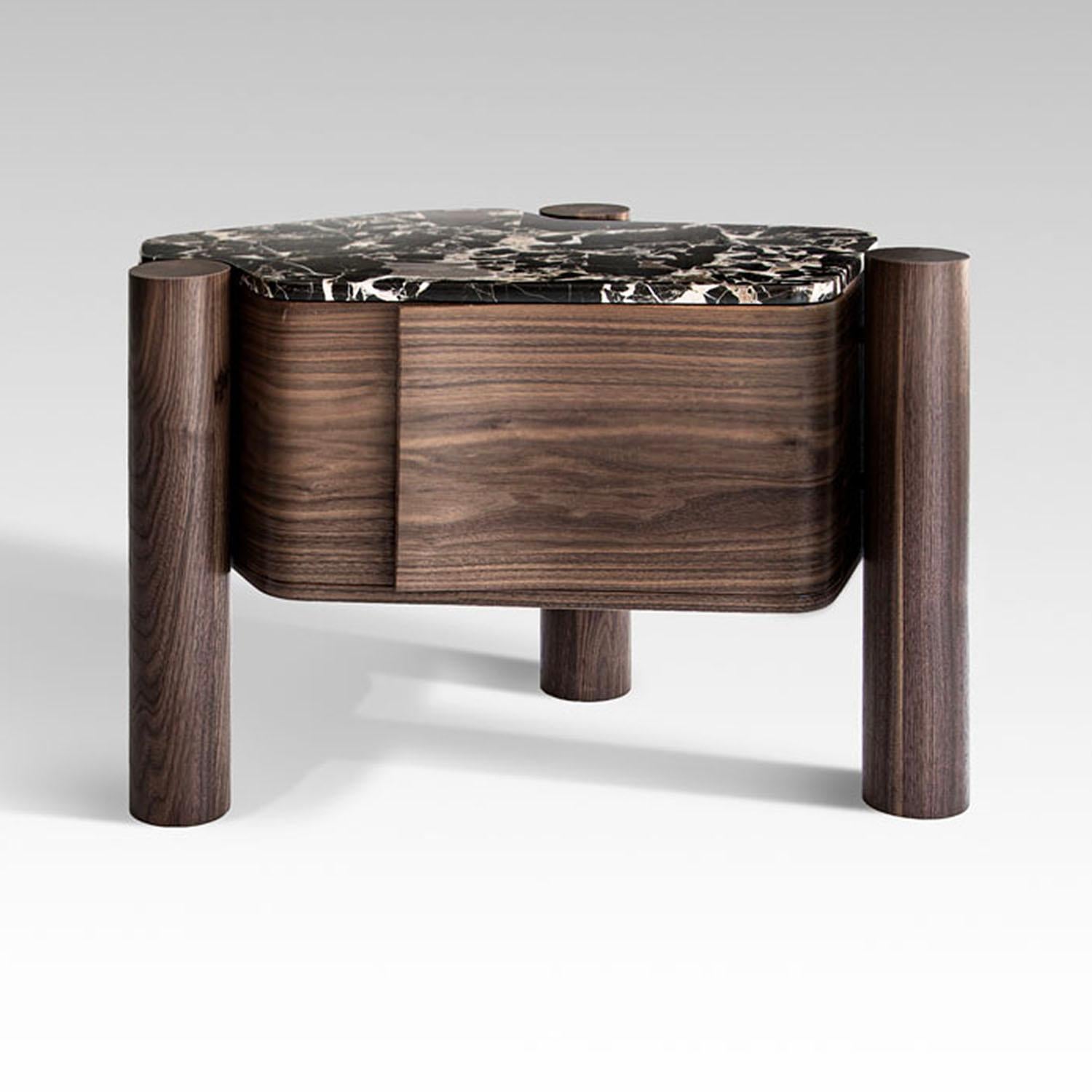 Mesa auxiliar contemporánea de mármol y madera - Villa Bed Pedestal de Adam Court para Okha

Diseño: Adam Court

Material: Fresno / Roble / Nogal Opciones de marco  Opciones de tapas de mármol

Dimensiones:
755 An X 465 Pr X 550 Al mm
29,7 x 18,3 x