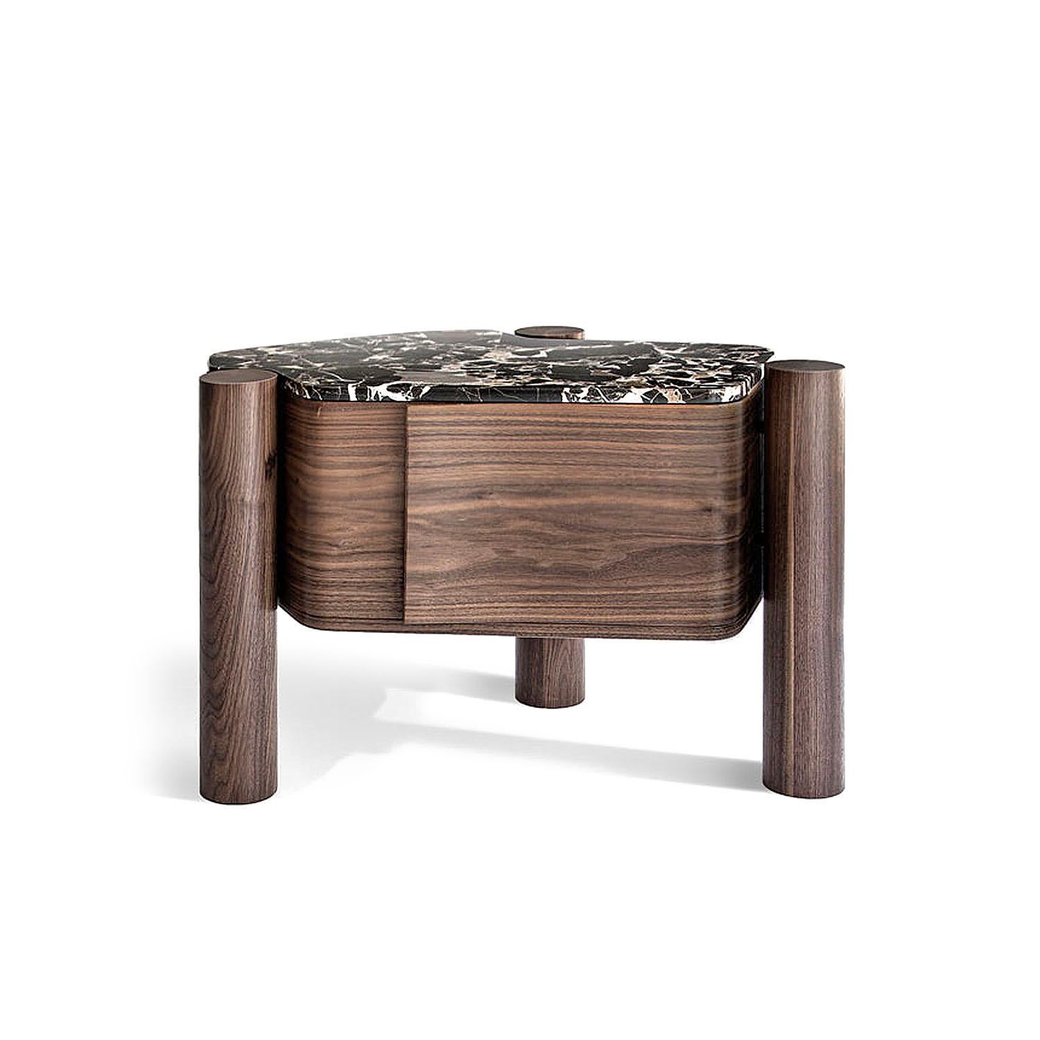 Zeitgenössischer Beistelltisch aus Marmor und Holz, Villabettsockel von Adam Court für Okha (Moderne) im Angebot