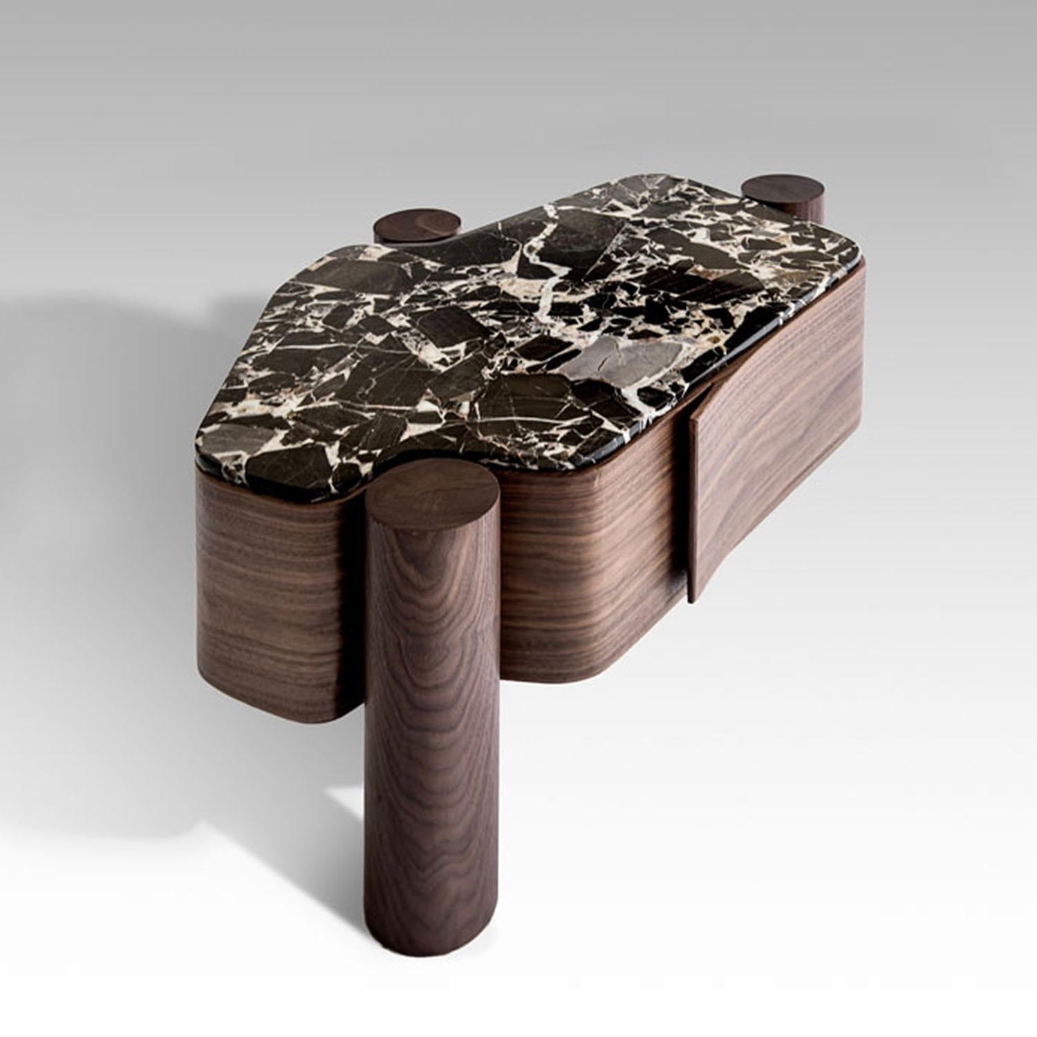 Zeitgenössischer Beistelltisch aus Marmor und Holz, Villabettsockel von Adam Court für Okha (21. Jahrhundert und zeitgenössisch) im Angebot