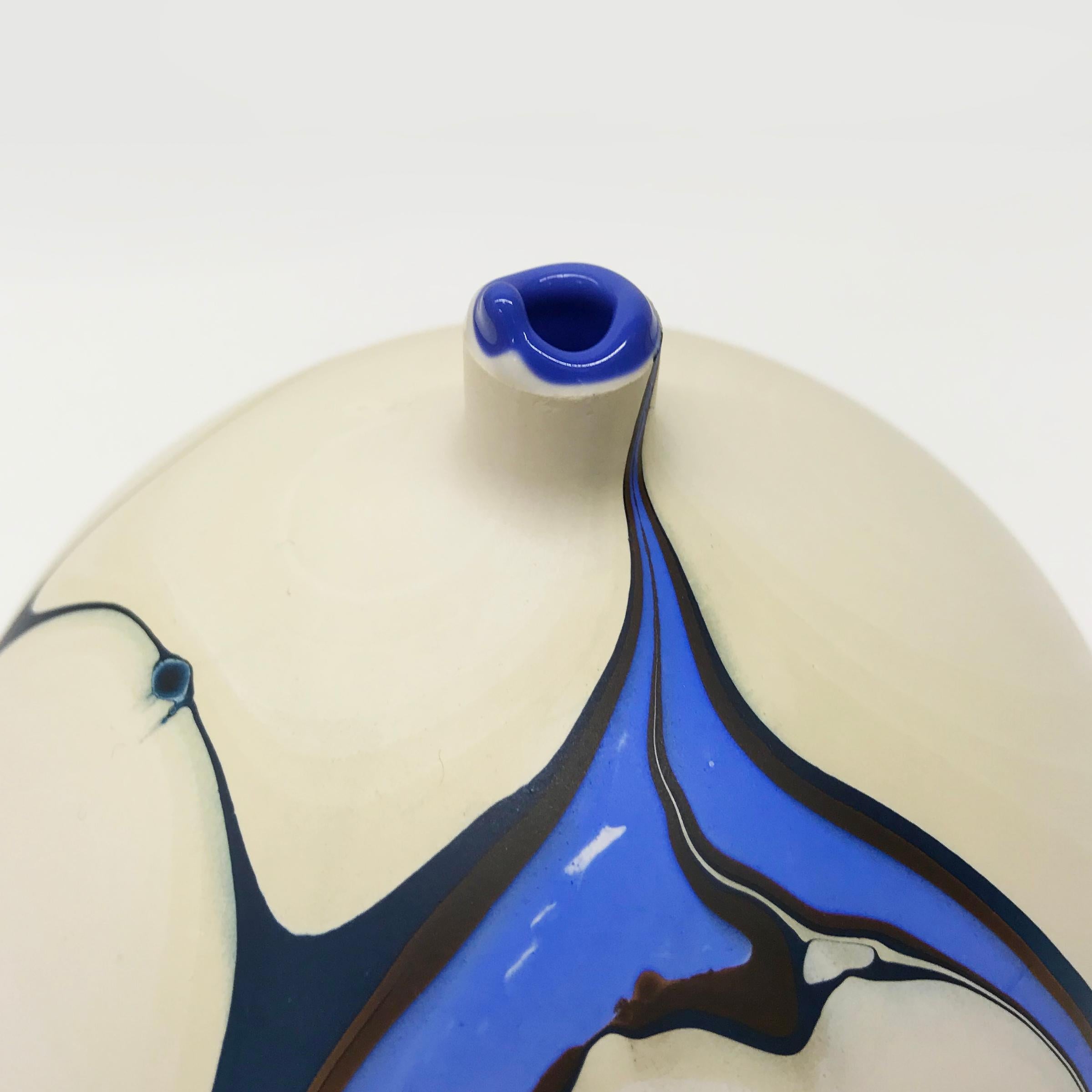 Unsere neuen marmorierten Vasen haben ein futuristisches Aussehen, da die charakteristische satte Maserung über einen neuen gedämpften Hintergrund verläuft. Mit dieser neuen Palette begannen wir, uns die Möglichkeit jenseitiger Landschaften und