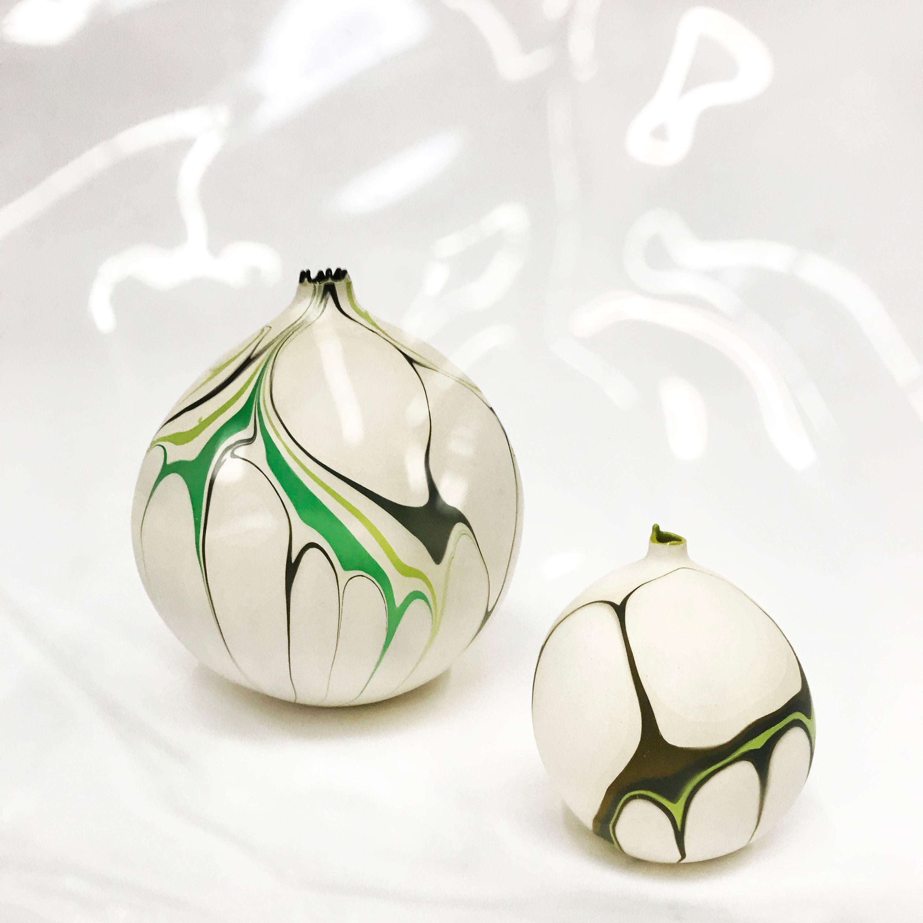 Vaso contemporaneo Enceladus di Elyse Graham, verde marmorizzato e crema In condizioni Nuovo in vendita a Springfield, OR
