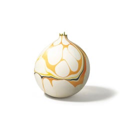 Vaso Rhea contemporaneo marmorizzato arancione e crema di Elyse Graham