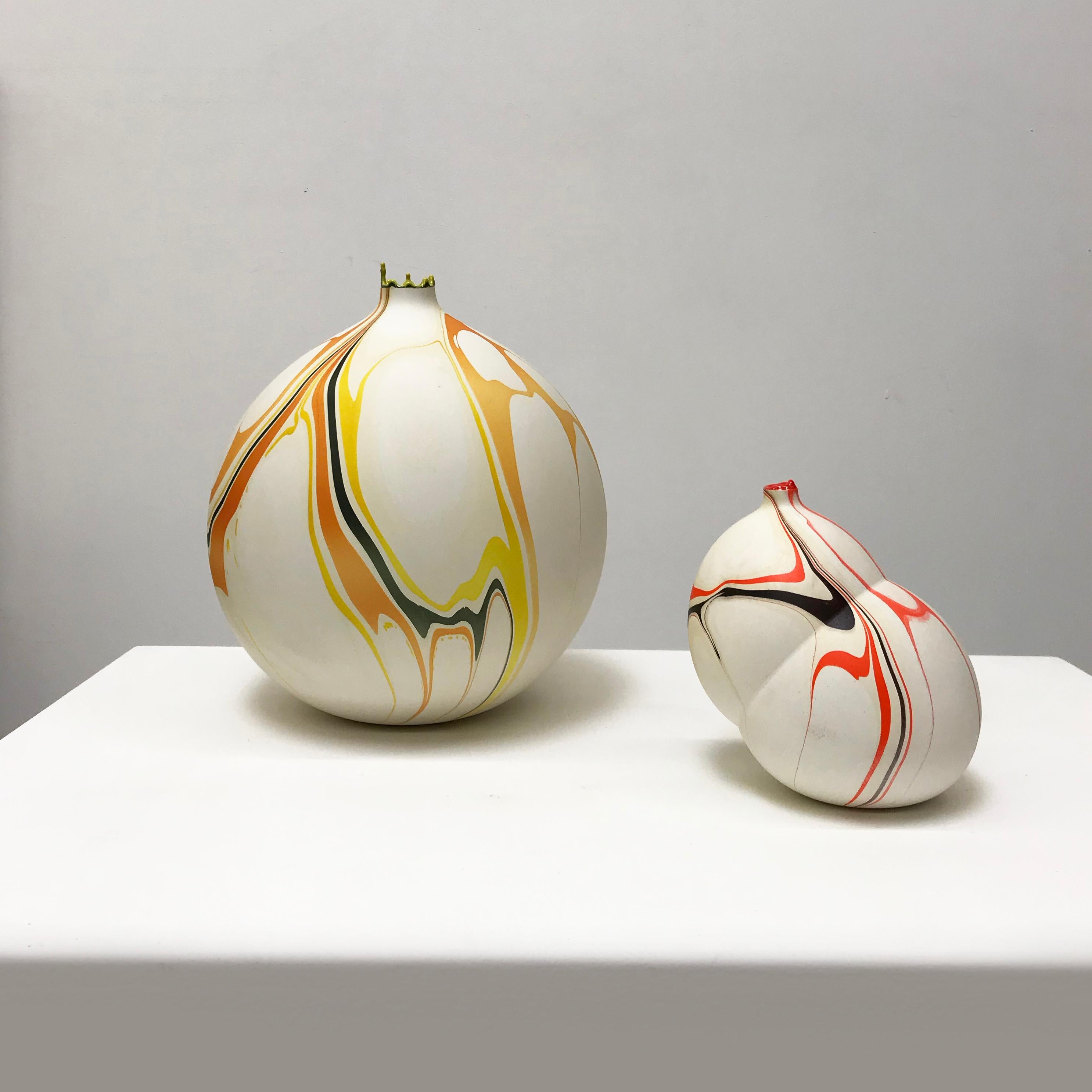 Zeitgenössische marmorierte Rhea-Vase in Orange und Creme von Elyse Graham (Gegossen) im Angebot