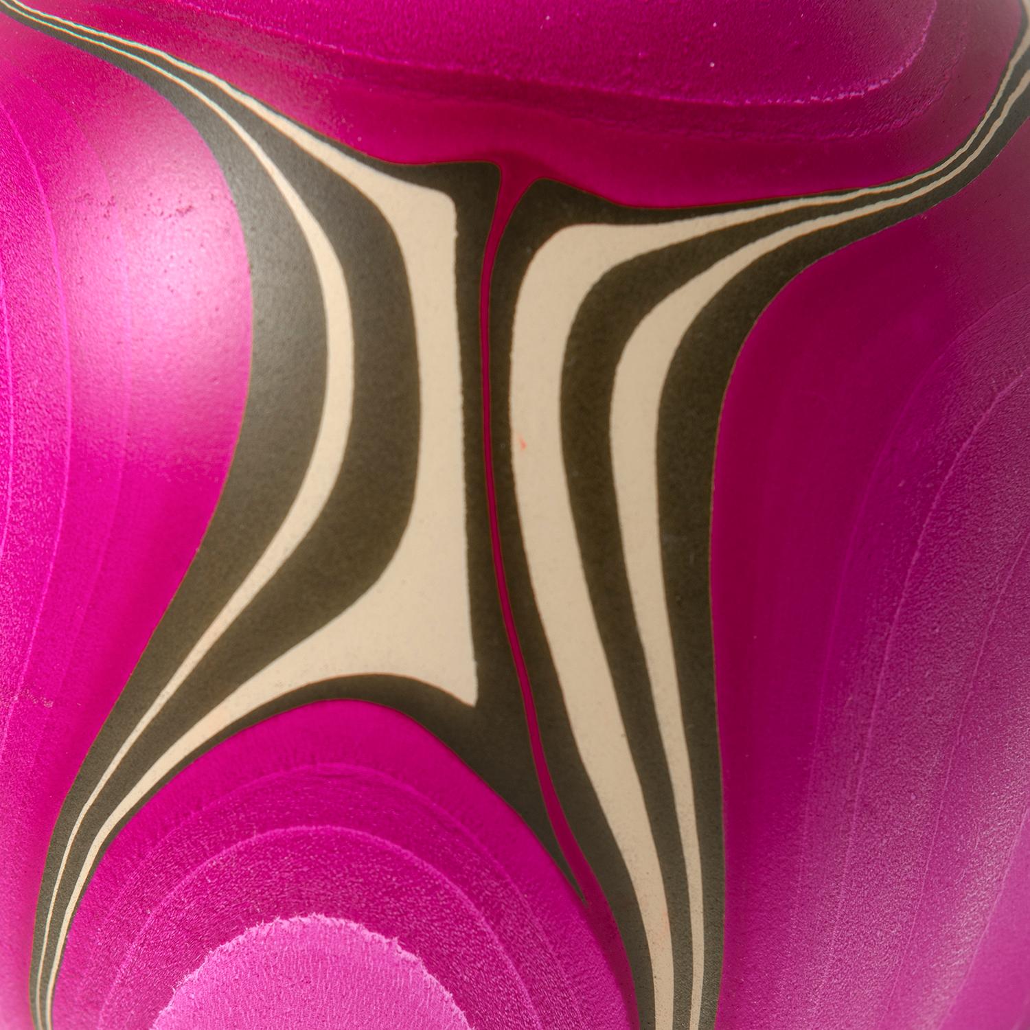 Americano Contemporary Marbled Rio Grande Vase in Fuchsia by Elyse Graham in vendita
