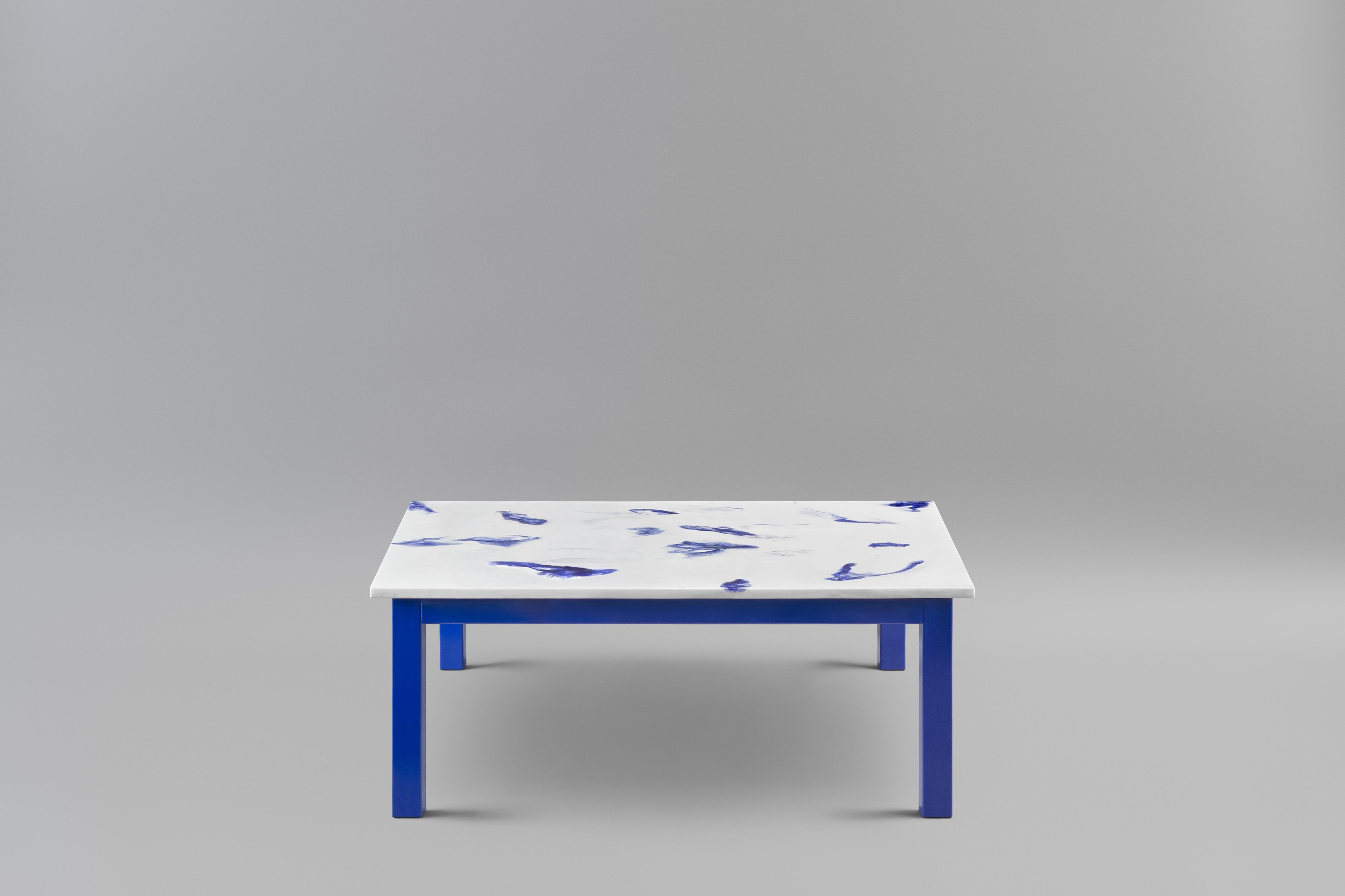 Der Fluent Couchtisch.
Die Tischplatte ist aus Marwoolus-Material mit blauen Wollfasern und weißem Carrara-Marmor-Pulversockel gefertigt.
Die Stahlrahmenkonstruktion ist blau pulverbeschichtet.

Informationen zum Material:
Marwoolus ist ein