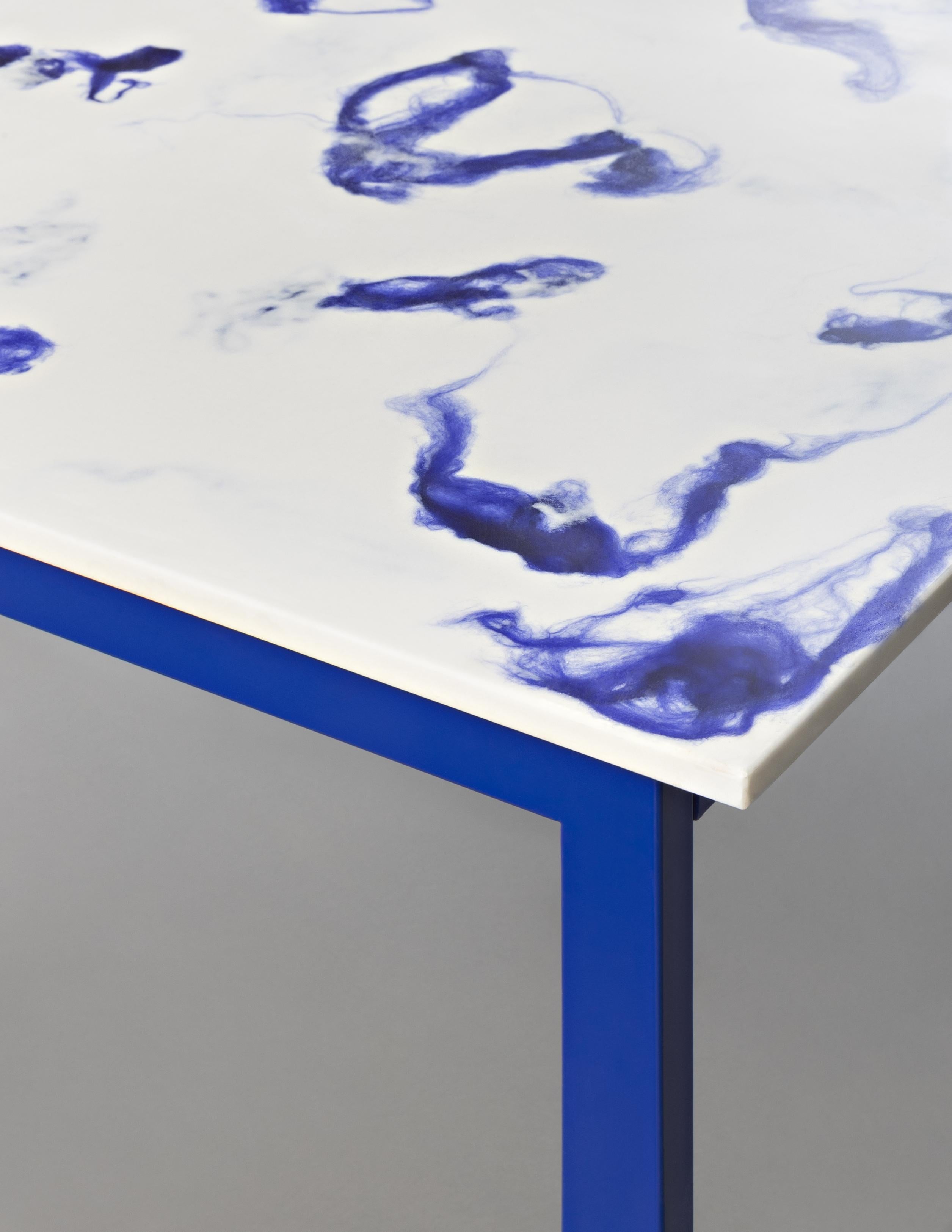 Zeitgenössischer Marco Guazzini Couchtisch aus Carrara-Marmor mit Wolleffekt in Blau und Weiß (Italienisch) im Angebot
