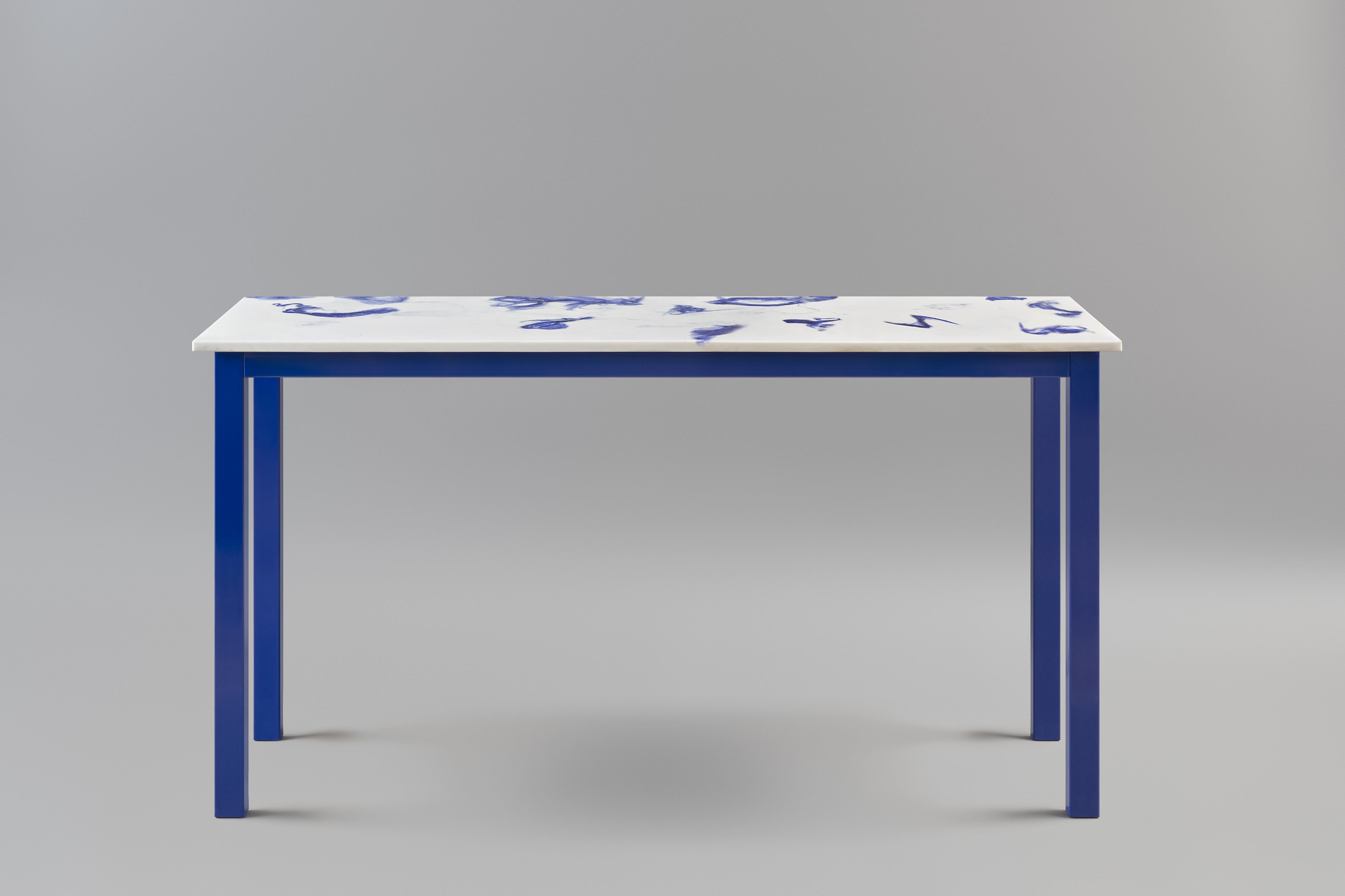 Die Fluent-Konsole.
Die Tischplatte ist aus Marwoolus-Material mit blauen Wollfasern und weißem Carrara-Marmor-Pulversockel gefertigt.
Die Stahlrahmenkonstruktion ist blau pulverbeschichtet.

Informationen zum Material:
Marwoolus ist ein neues,