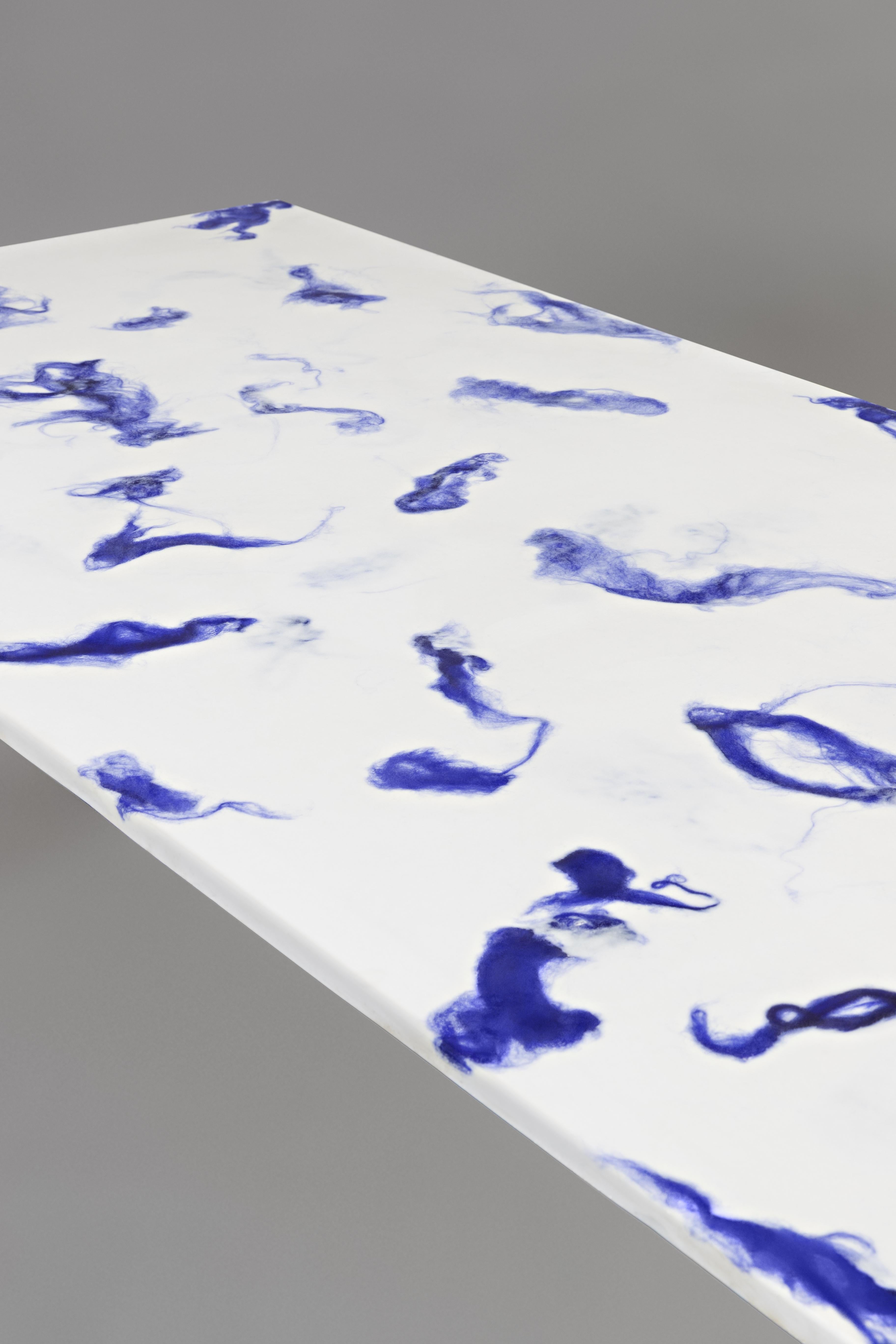 Zeitgenössischer Marco Guazzini Esstisch aus Carrara-Marmor mit Wolleffekt in Blau und Weiß (Handgefertigt) im Angebot