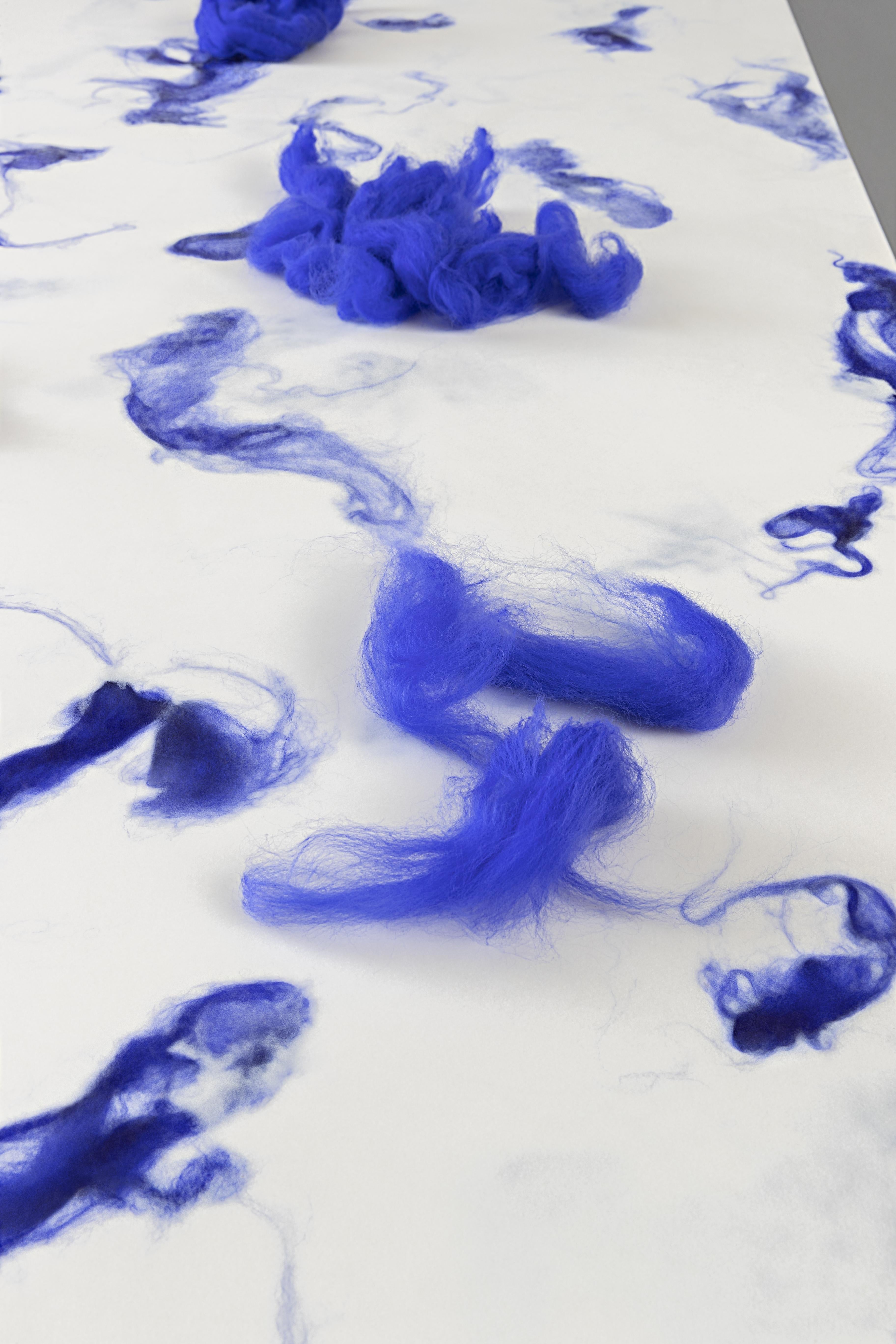 Zeitgenössischer Marco Guazzini Esstisch aus Carrara-Marmor mit Wolleffekt in Blau und Weiß im Angebot 1