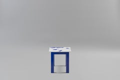 Tabouret contemporain Marco Guazzini en marbre de Carrare et laine effet bleu et blanc