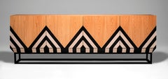 Buffet moderne Martin en noir, placage blanc et chêne blanc par Larissa Batista