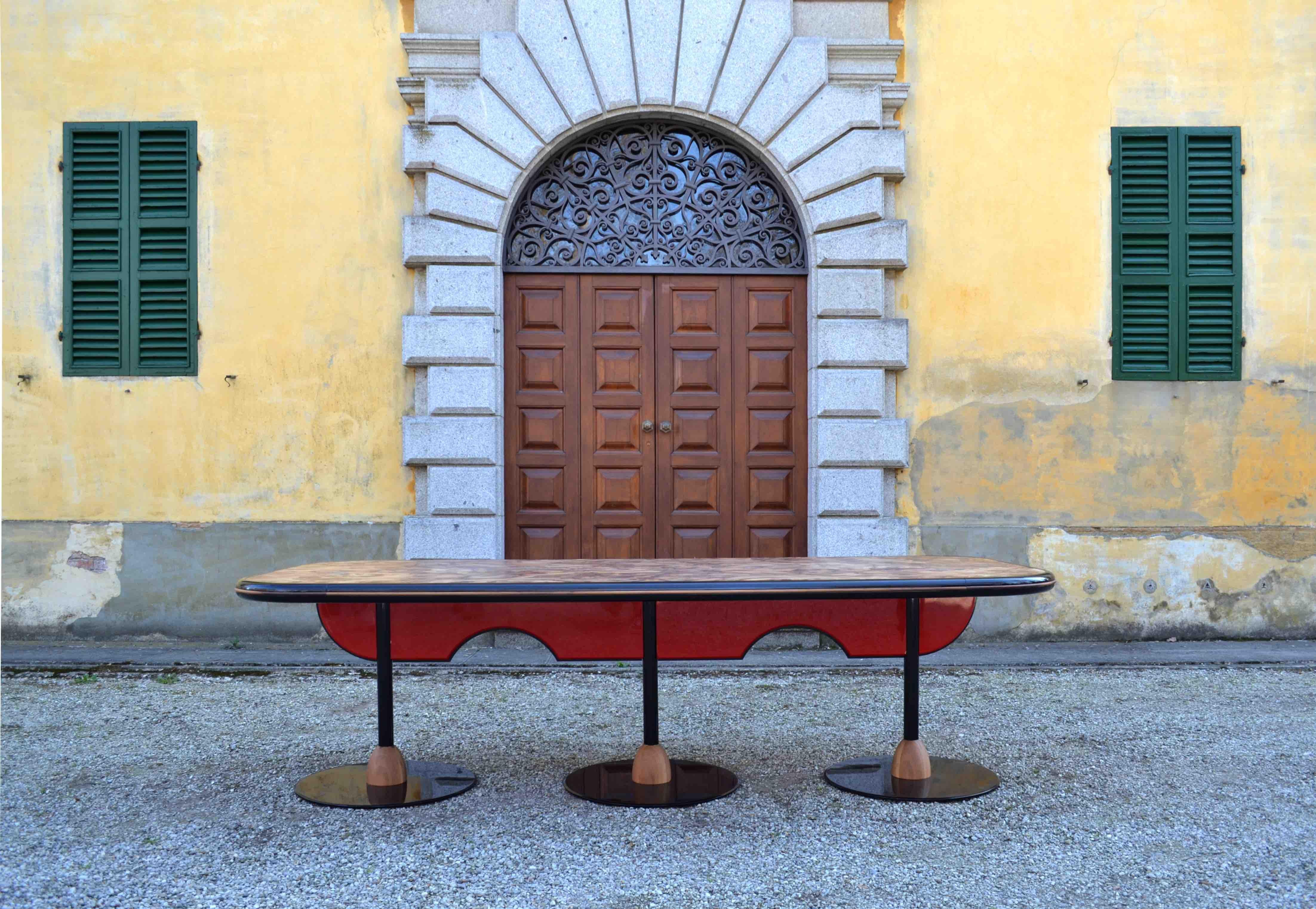 Style international Table de salle à manger de luxe contemporaine Matias Sagara Base en bois de racine et métal rouge finition en vente