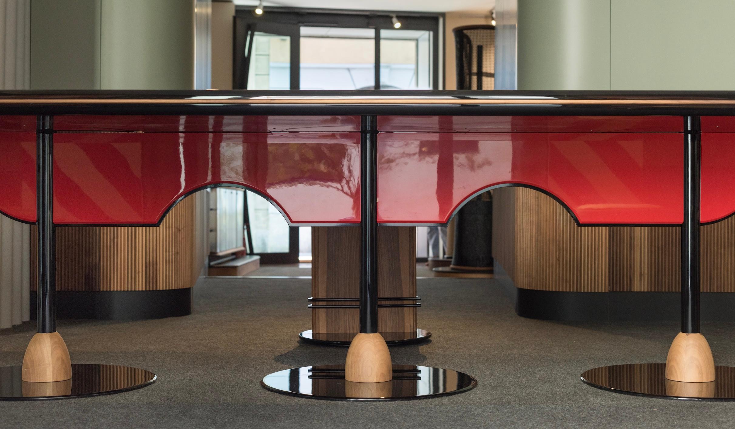 Table de salle à manger de luxe contemporaine Matias Sagara Base en bois de racine et métal rouge finition en vente 1