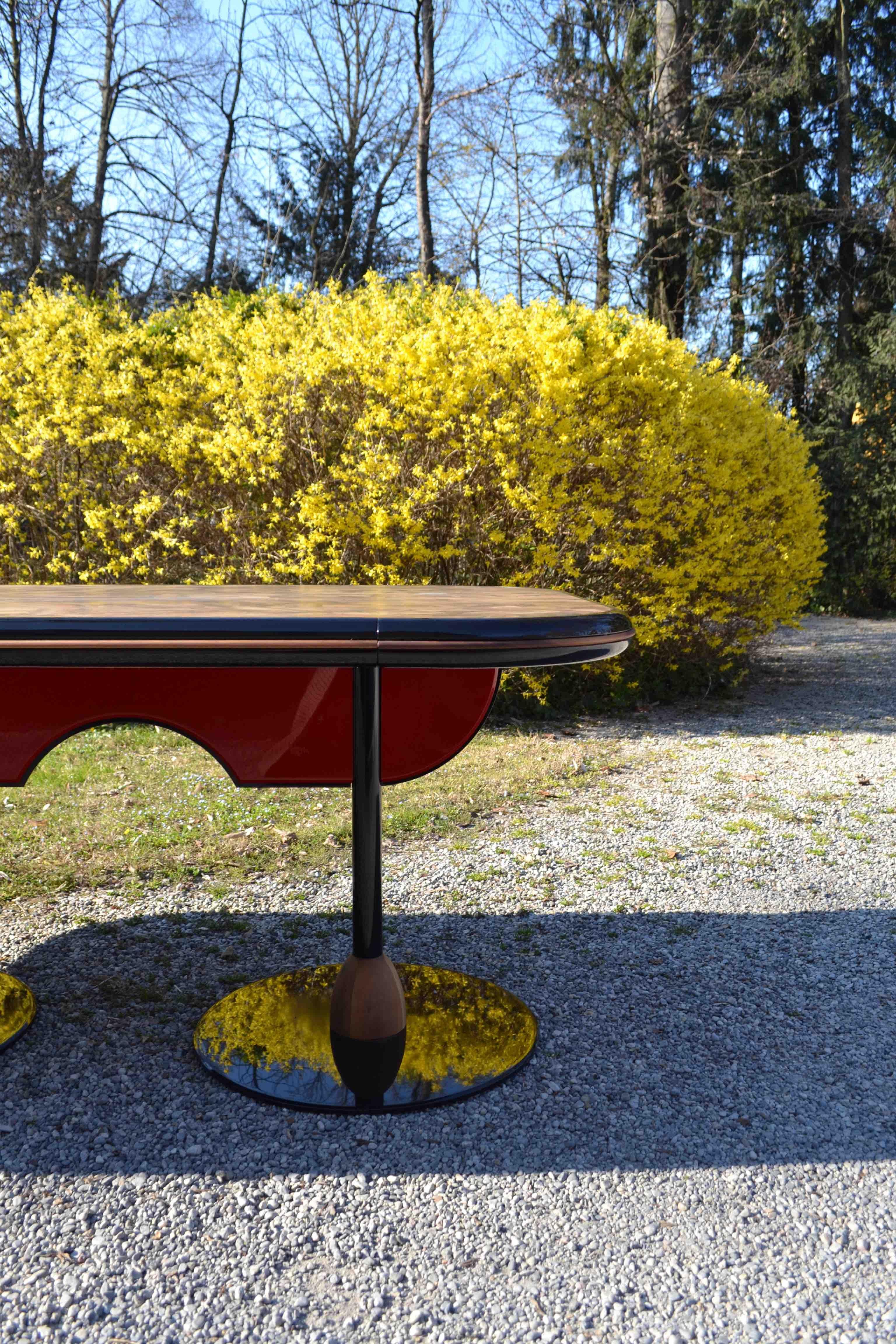 XXIe siècle et contemporain Table de salle à manger de luxe contemporaine Matias Sagara Base en bois de racine et métal rouge finition en vente