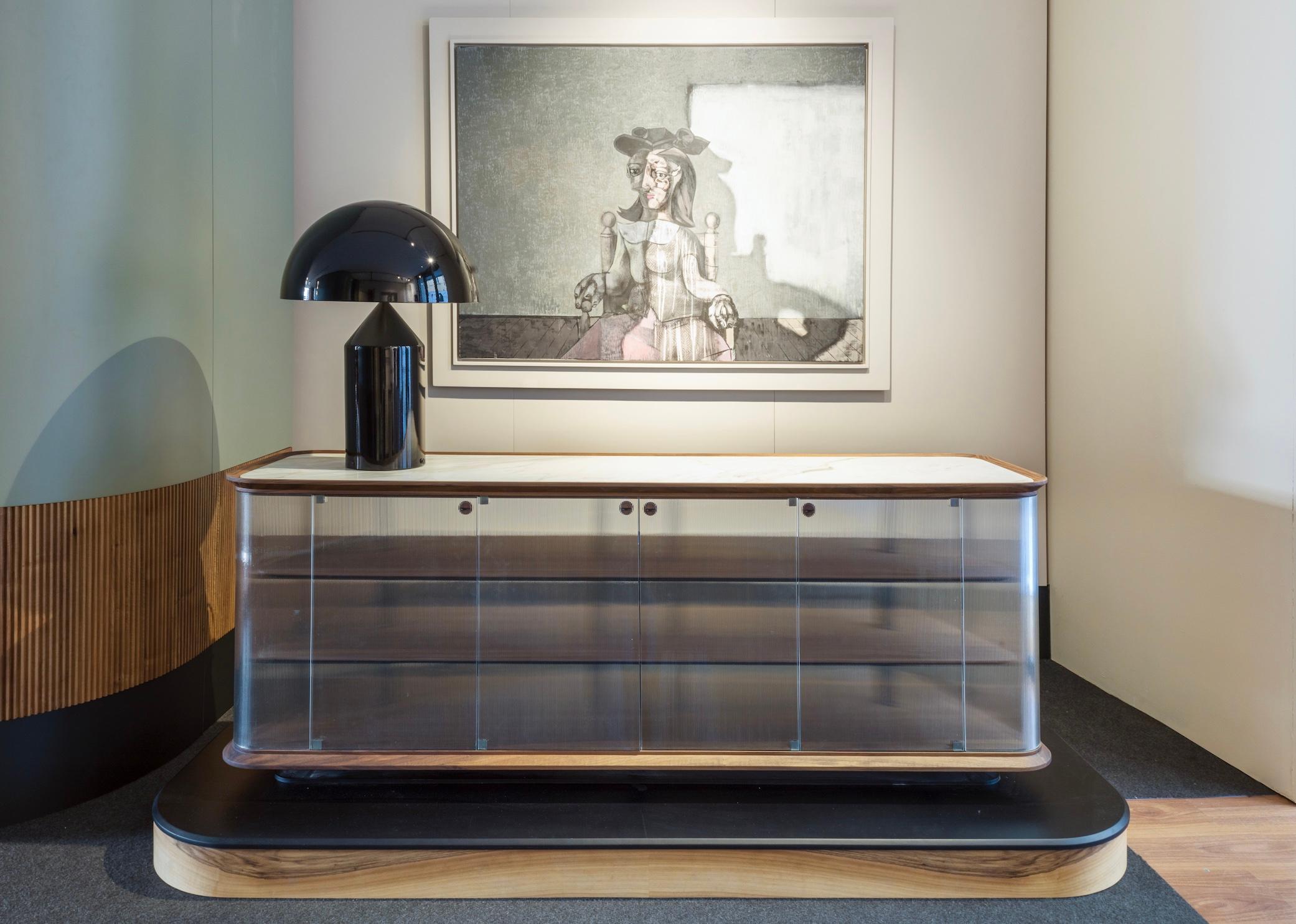 Style international Enfilade contemporain Matias Sagara en verre à double face et marbre de noyer italien en vente