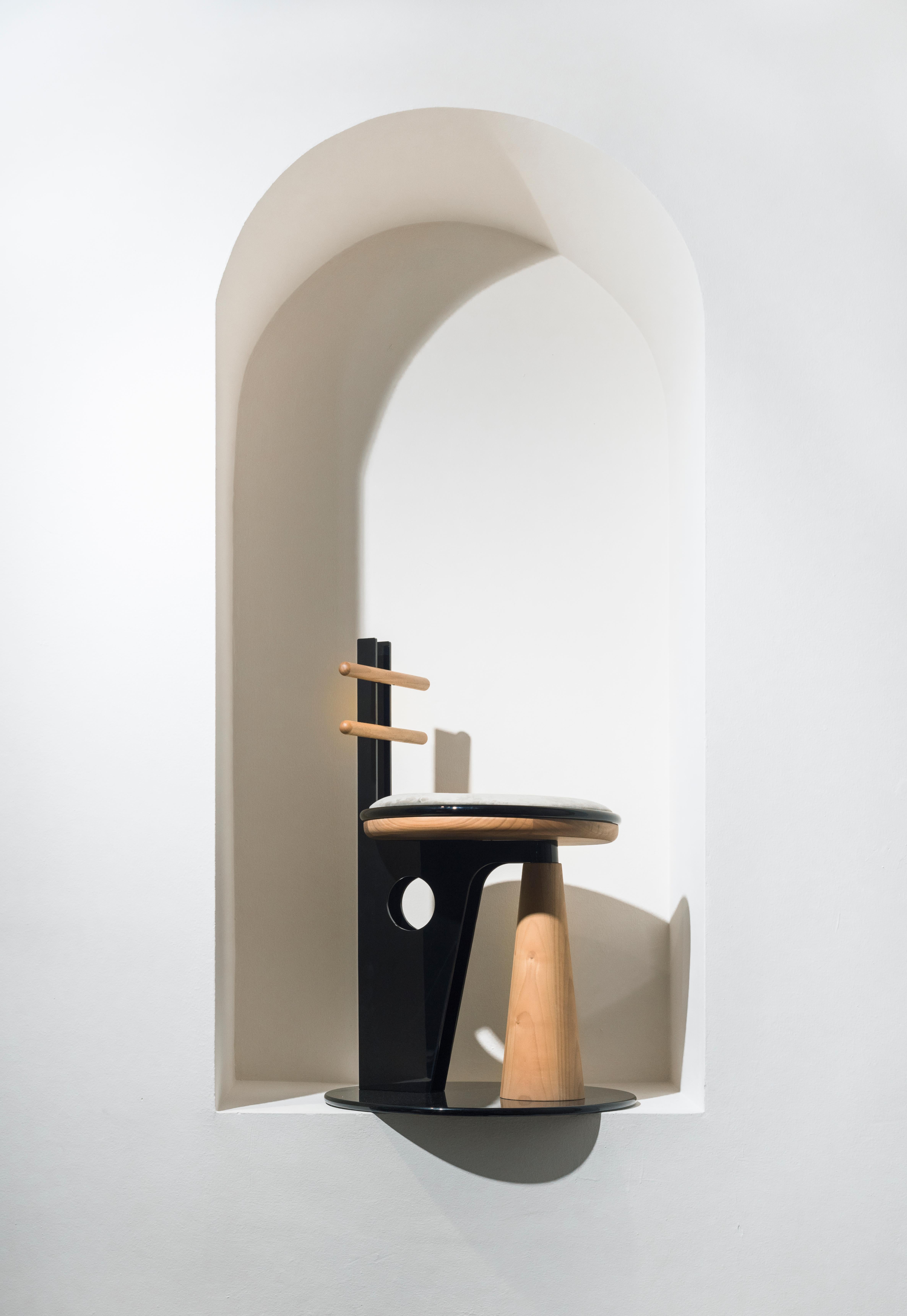 XXIe siècle et contemporain Chaise de salle à manger contemporaine Matias Sagaria en velours métallique Noyer italien en vente