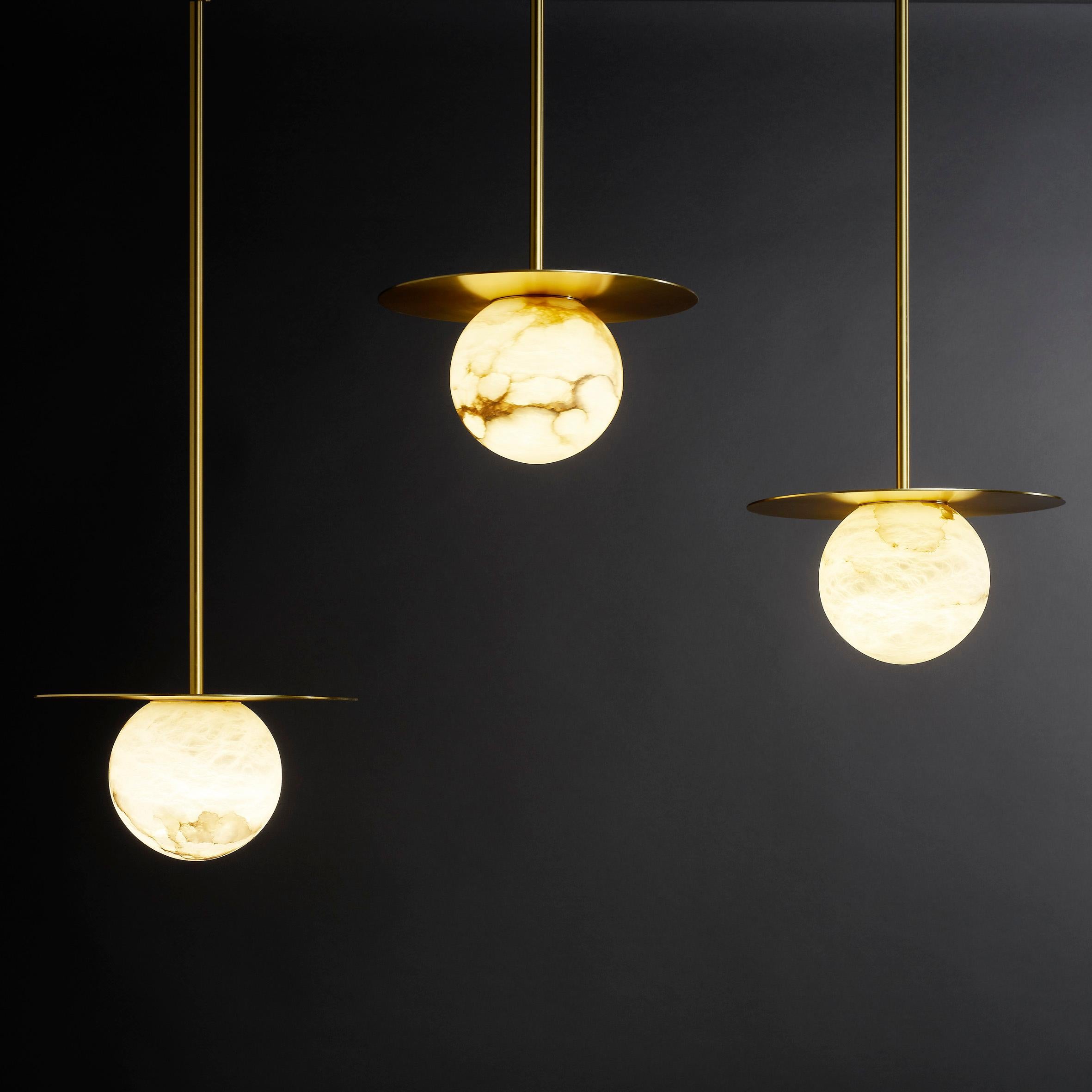 Cosulich Interiors en collaboration avec Matlight Studio : ce pendentif, qui fait partie de la Collection Alabaster Moon entièrement réalisée à la main en Italie, met en valeur les propriétés de l'albâtre en tant que diffuseur, avec sa couleur