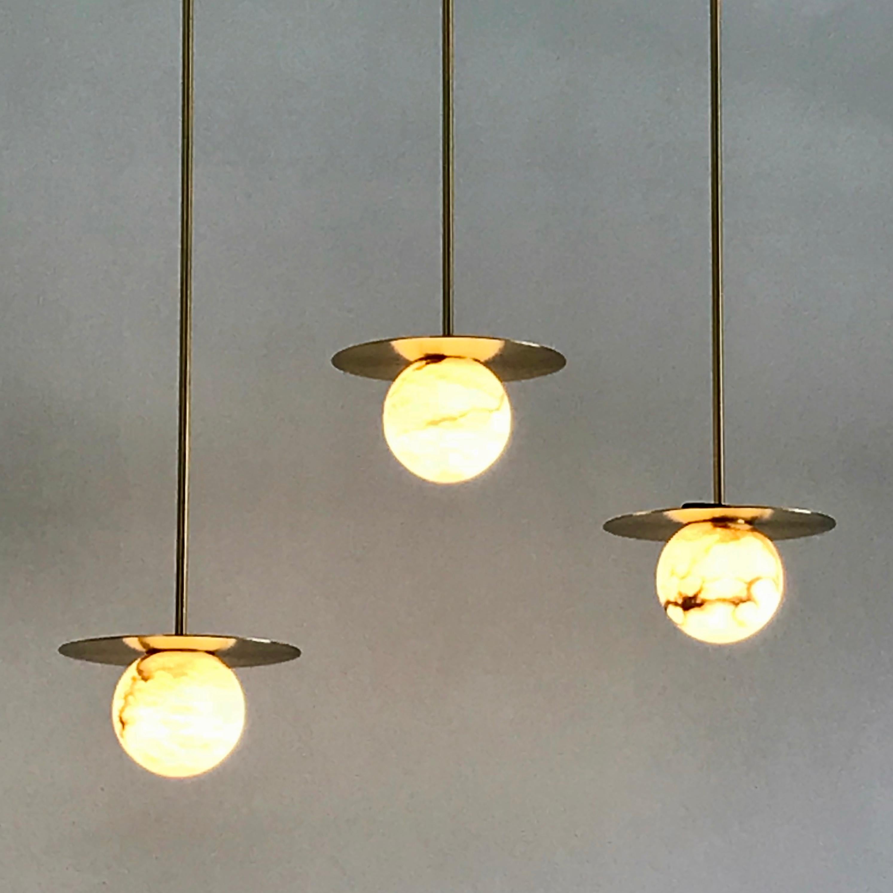 XXIe siècle et contemporain Lampe à suspension ronde italienne contemporaine en laiton satiné blanc en forme de lune, Matlight