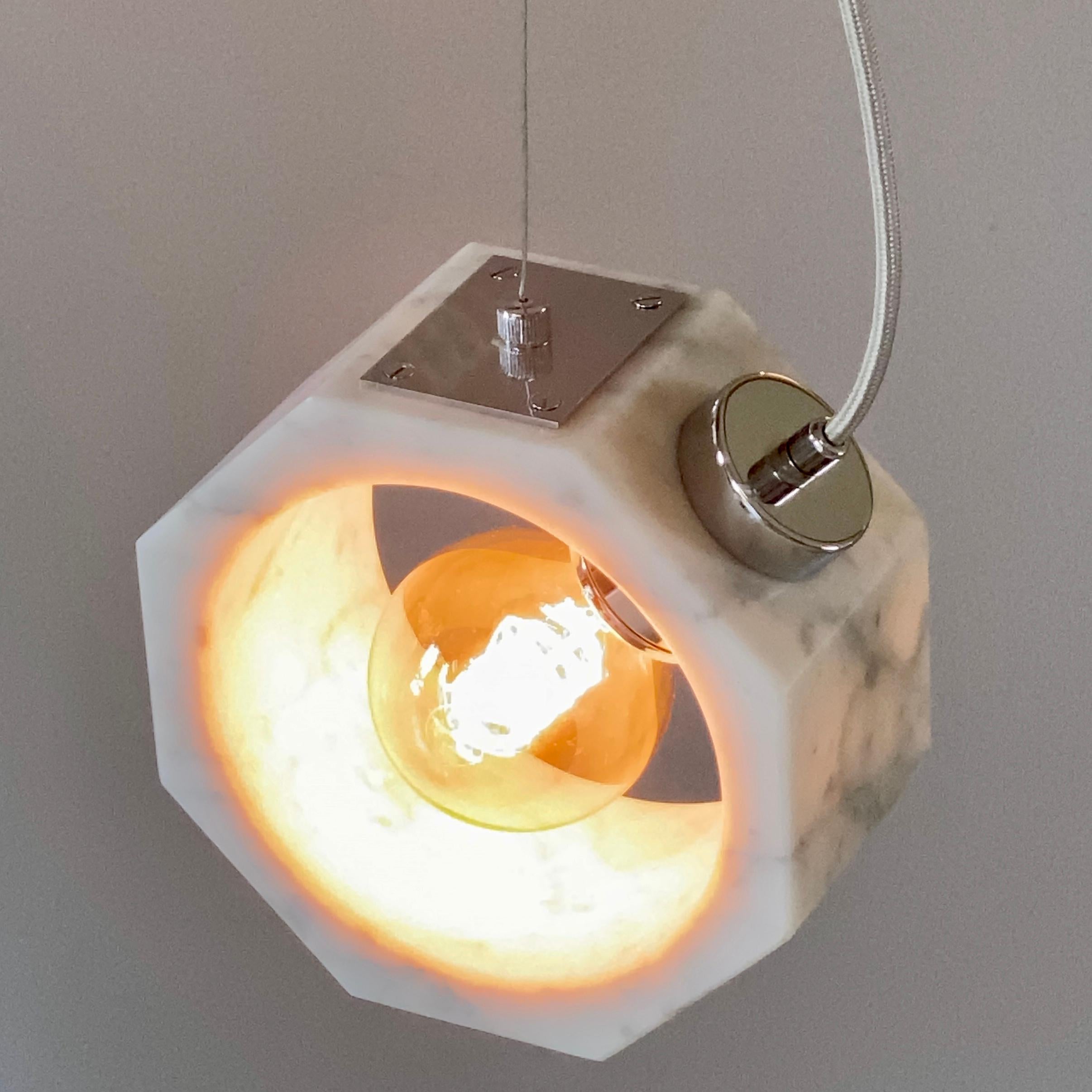 Cosulich interiors en collaboration avec Matlight Studio : ce pendentif, qui fait partie de la collection Italian Octagon, entièrement fabriqué à la main en Italie, a été développé en gardant l'essentiel comme noyau du produit, un bloc monolithique