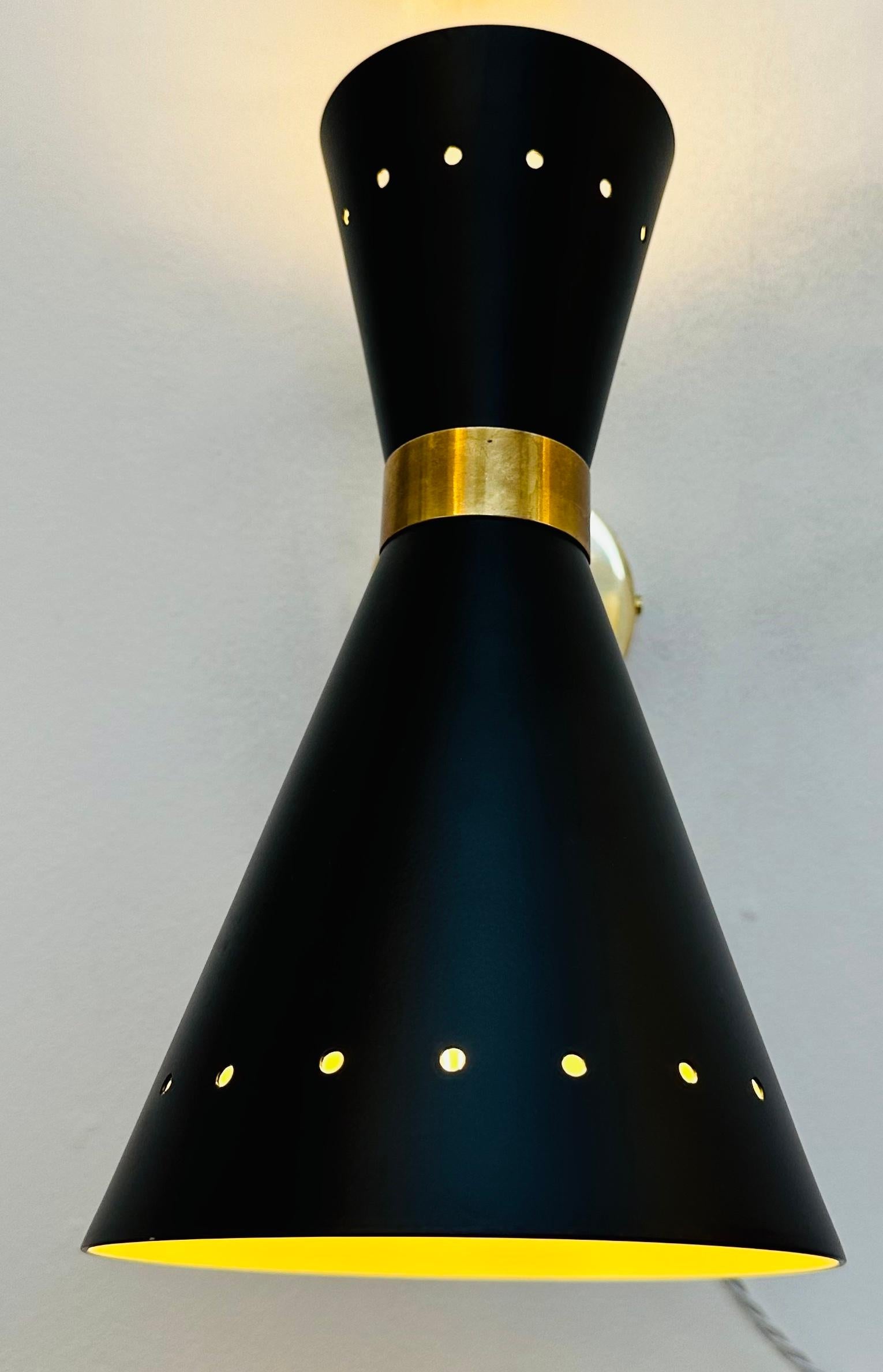 Zeitgenössische Diablo-Wandleuchte aus mattem schwarzem Metall und Messing im Stil von Stilnovo, 1950er Jahre (21. Jahrhundert und zeitgenössisch) im Angebot