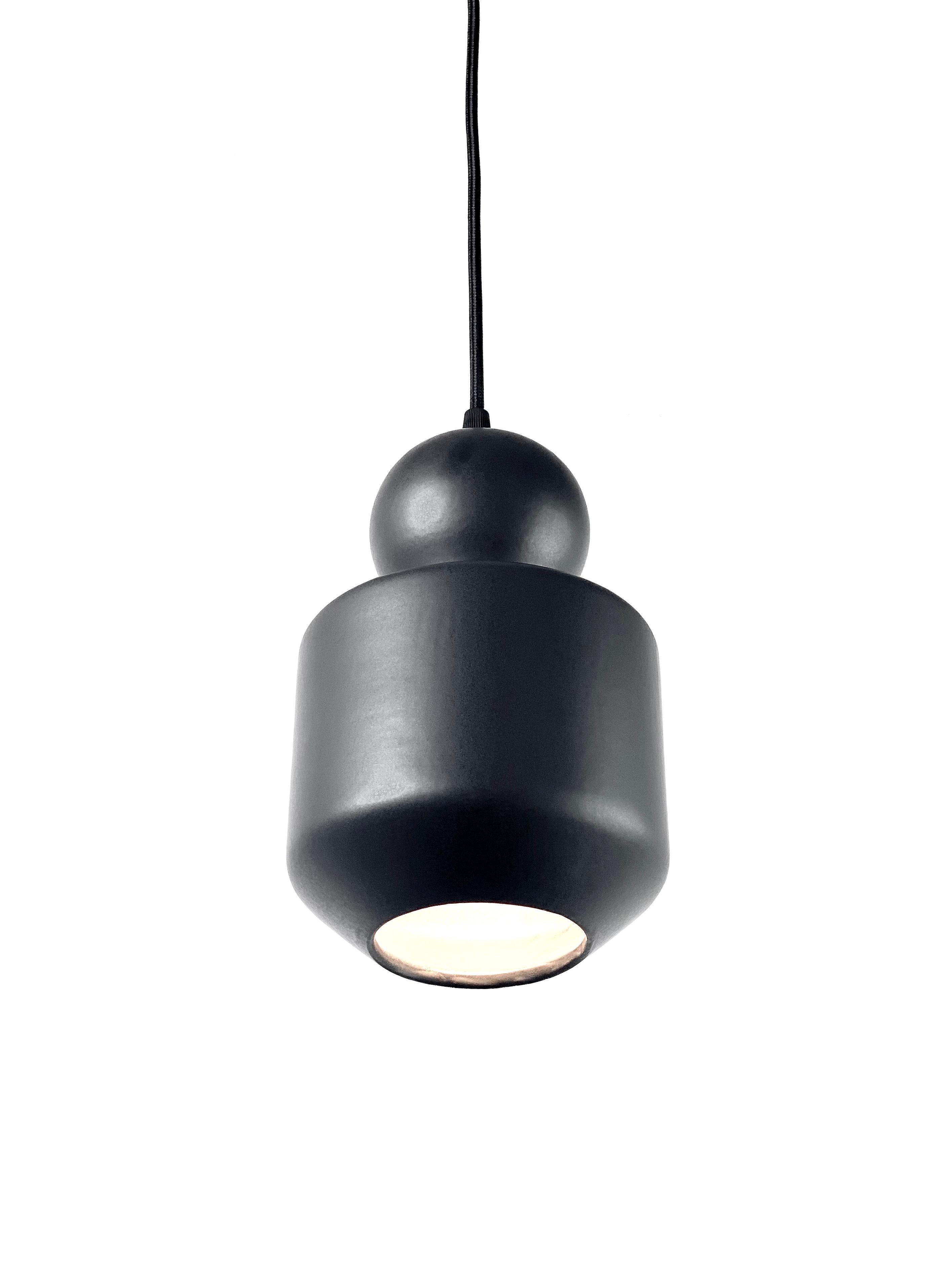 XXI secolo e contemporaneo Lampada a sospensione contemporanea in gres nero opaco, design minimalista, LOVER 1.0 in vendita