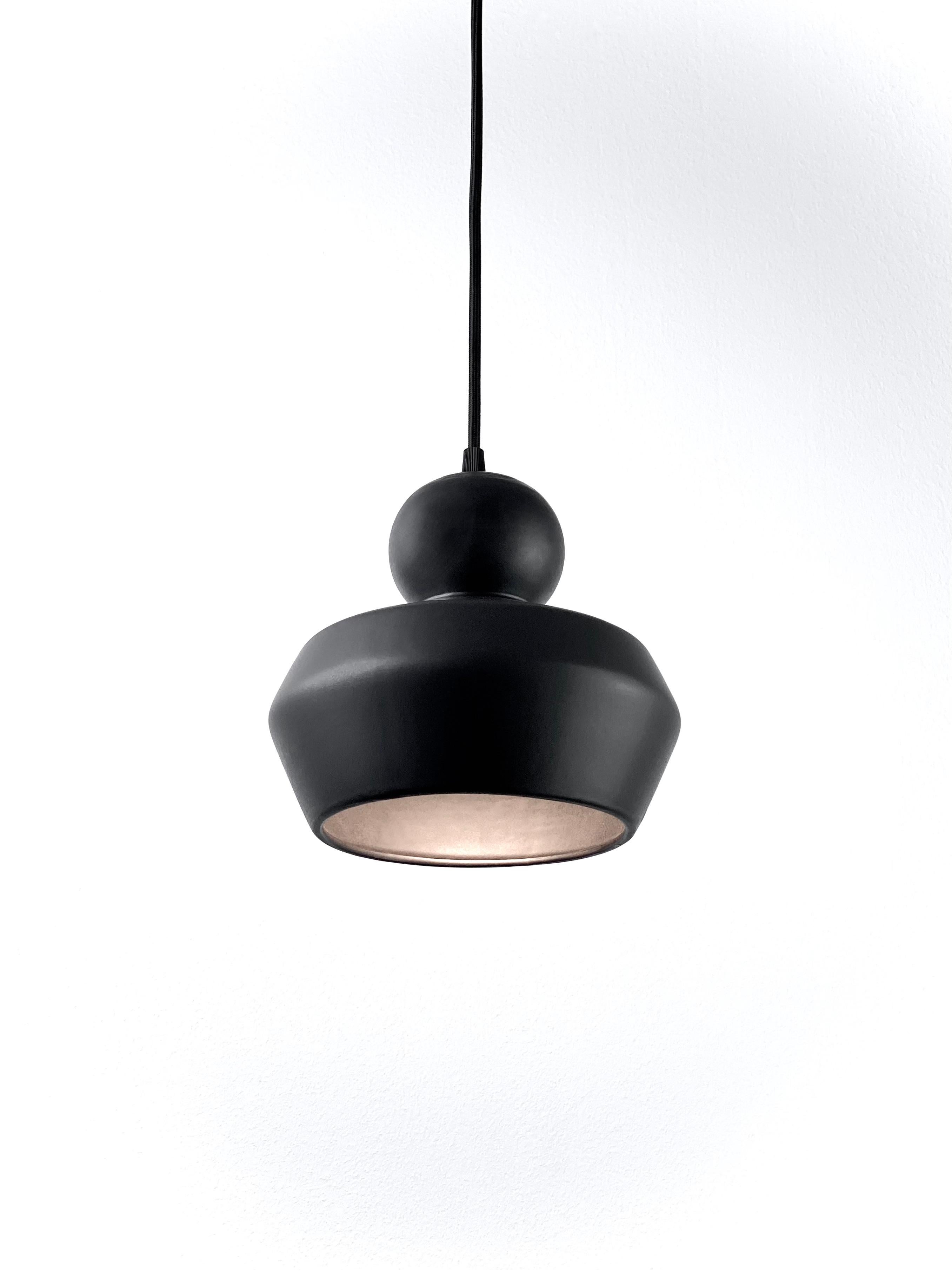 Minimalismo Lampada a sospensione contemporanea in gres nero opaco, design minimalista, LOVER 3.0 in vendita
