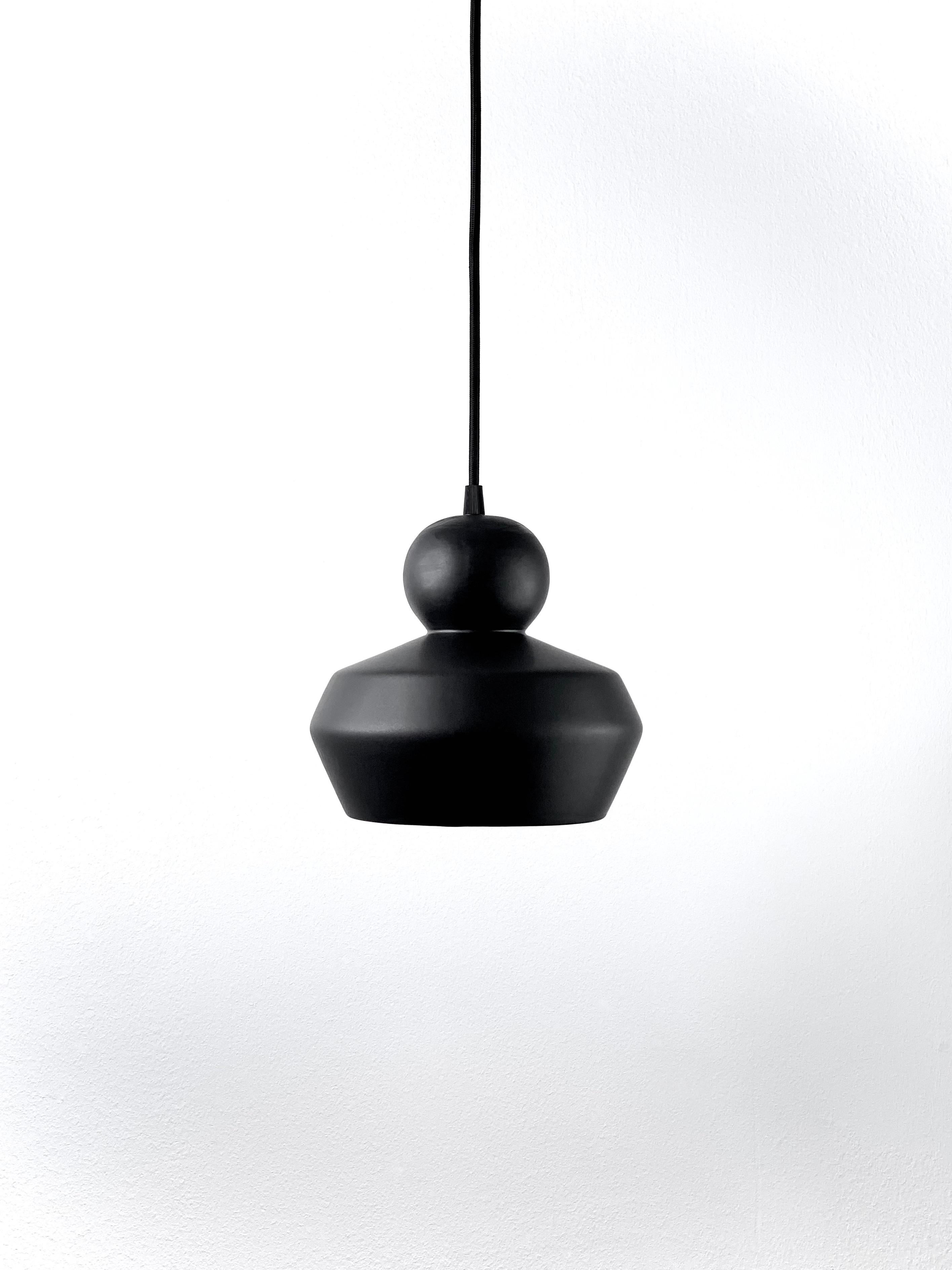 Tedesco Lampada a sospensione contemporanea in gres nero opaco, design minimalista, LOVER 3.0 in vendita