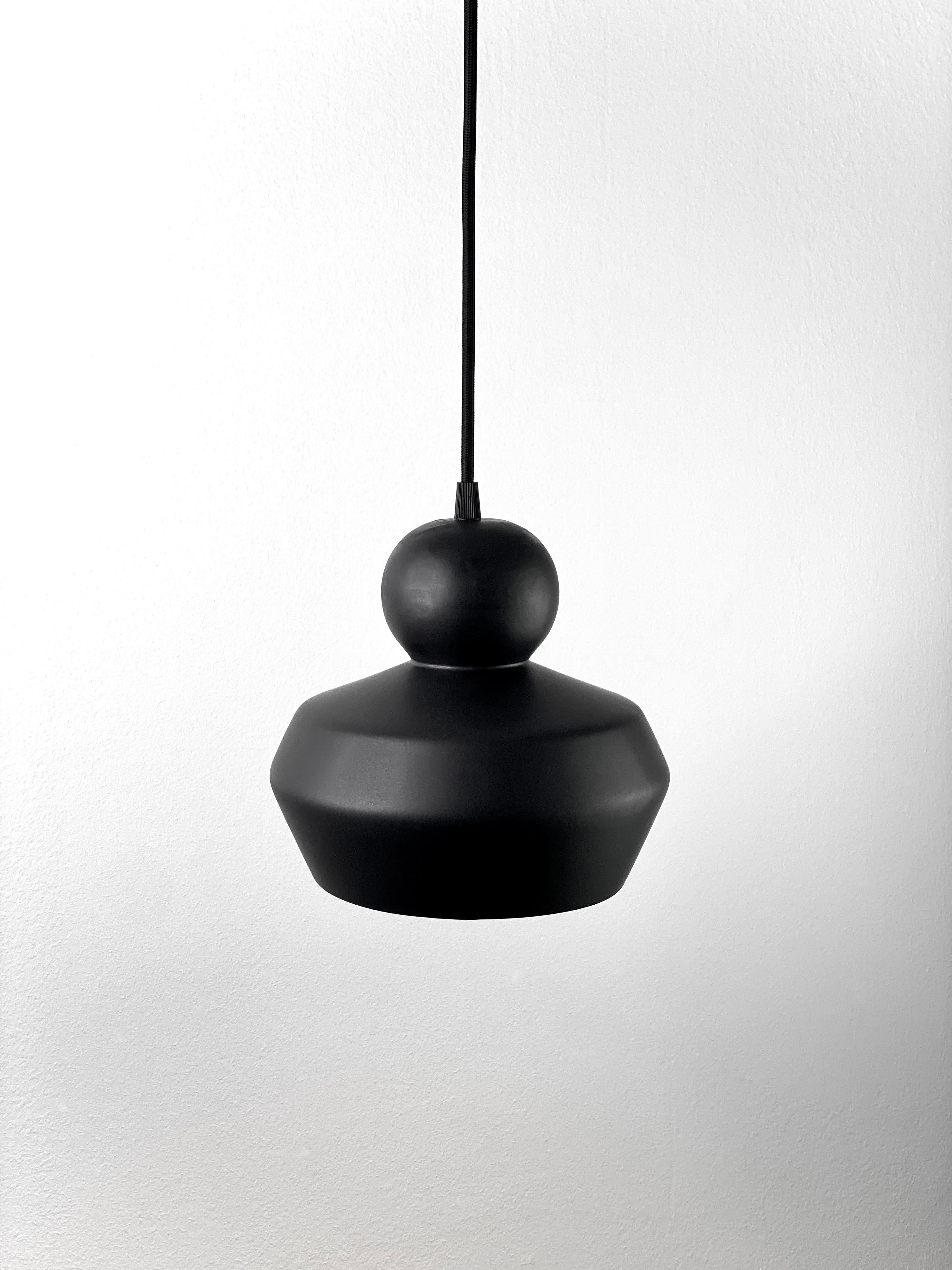 XXI secolo e contemporaneo Lampada a sospensione contemporanea in gres nero opaco, design minimalista, LOVER 3.0 in vendita