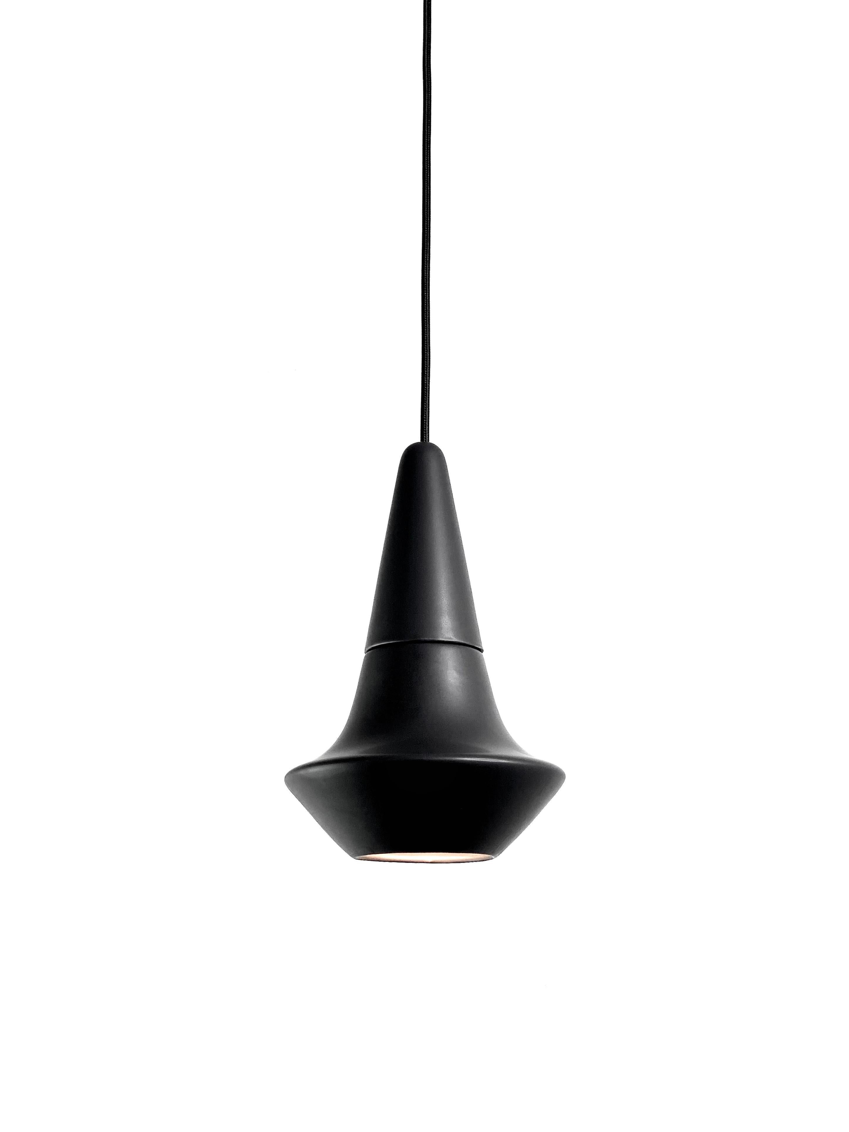 lampada a sospensione
PICCOLA LUCE 1.0
design RODRIGO VAIRINHOS

SMALL LIGHT è una collezione di quattro lampade a sospensione composta da quattro diversi modelli in quattro diverse dimensioni che sfruttano le affascinanti proprietà plastiche della