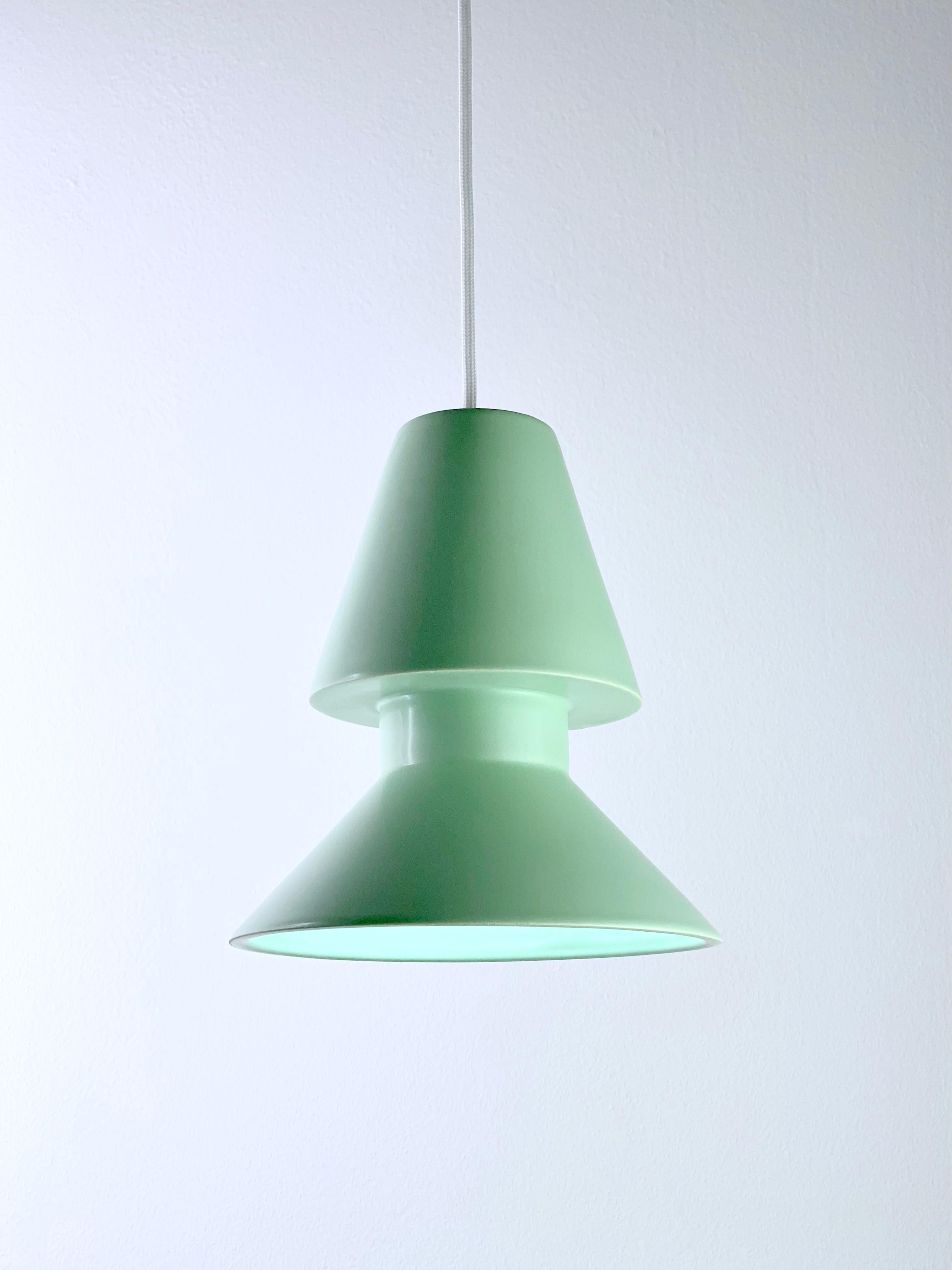 lampada a sospensione TWIN 1.1
design RODRIGO VAIRINHOS

Il TWIN 1.1 fa parte della collezione TWINS, che incarna un design minimalista e contemporaneo con un tocco di eleganza classica. Realizzata con una meticolosa attenzione ai dettagli, questa