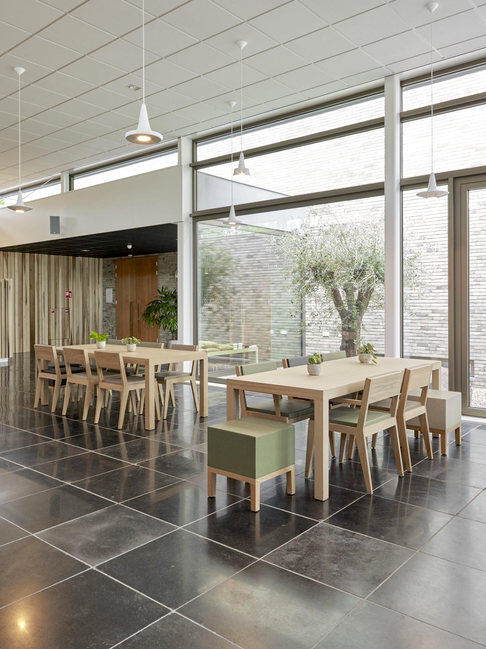 Lampada a sospensione contemporanea in gres salmone opaco, design minimalista, SML4 in vendita 7