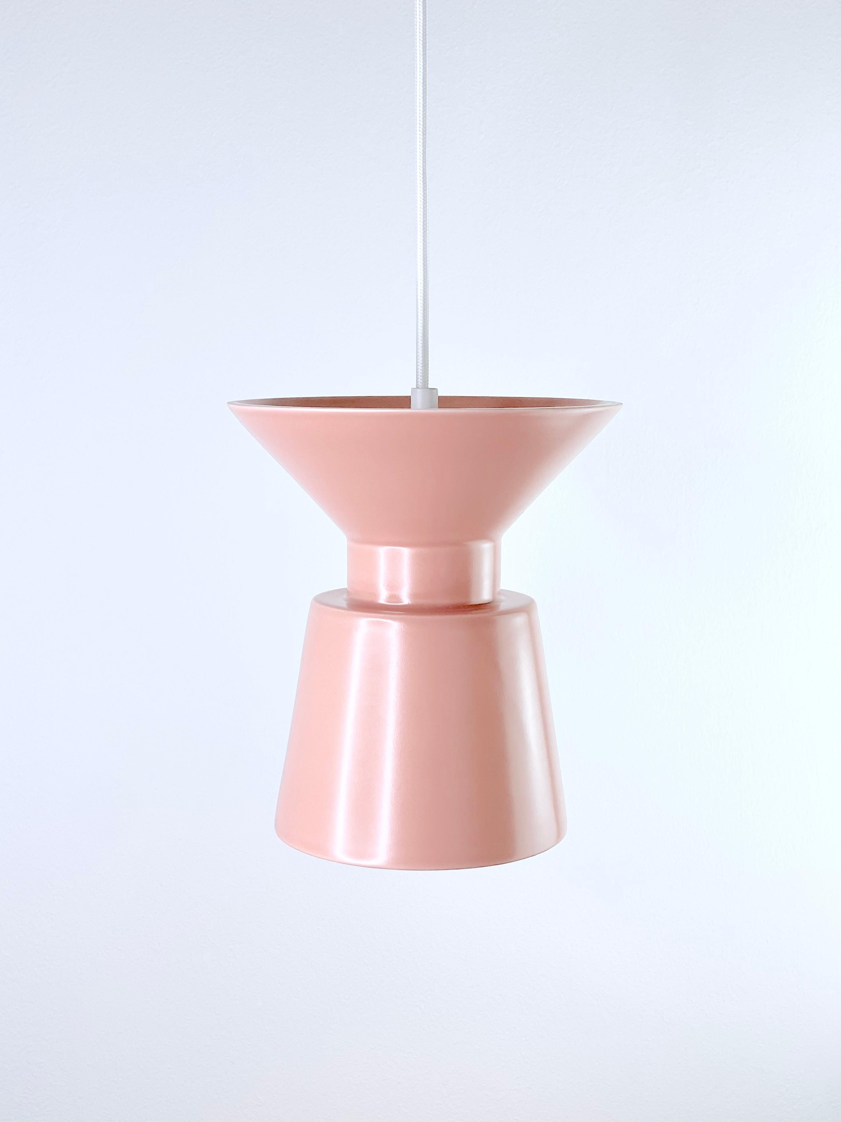 Lampada a sospensione contemporanea in gres salmone opaco, design minimalista TWIN 2.2 In condizioni Nuovo in vendita a Köln, DE