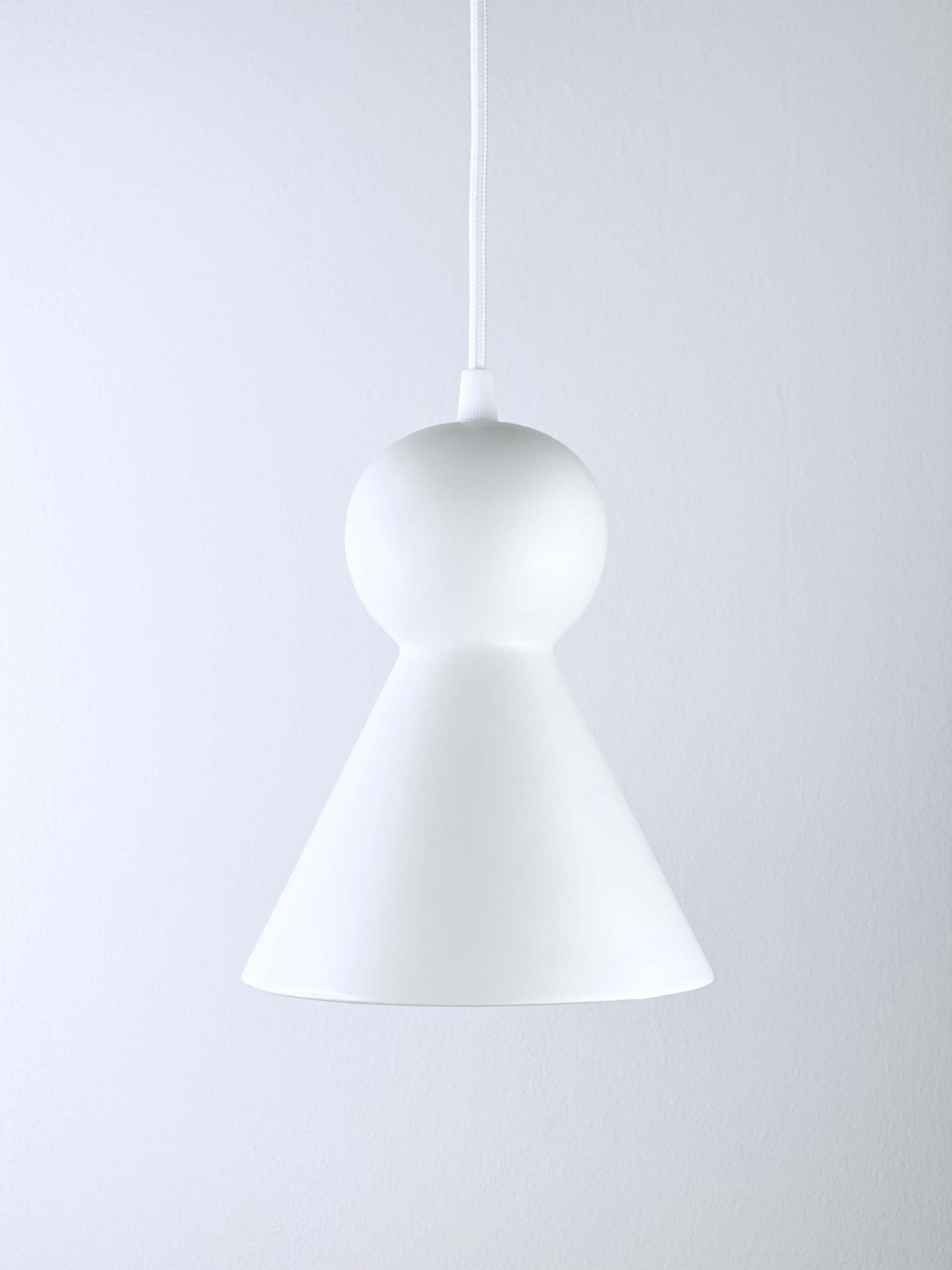 Minimalismo Lampada a sospensione contemporanea in gres bianco opaco, design minimalista, LOVER 2.0 in vendita
