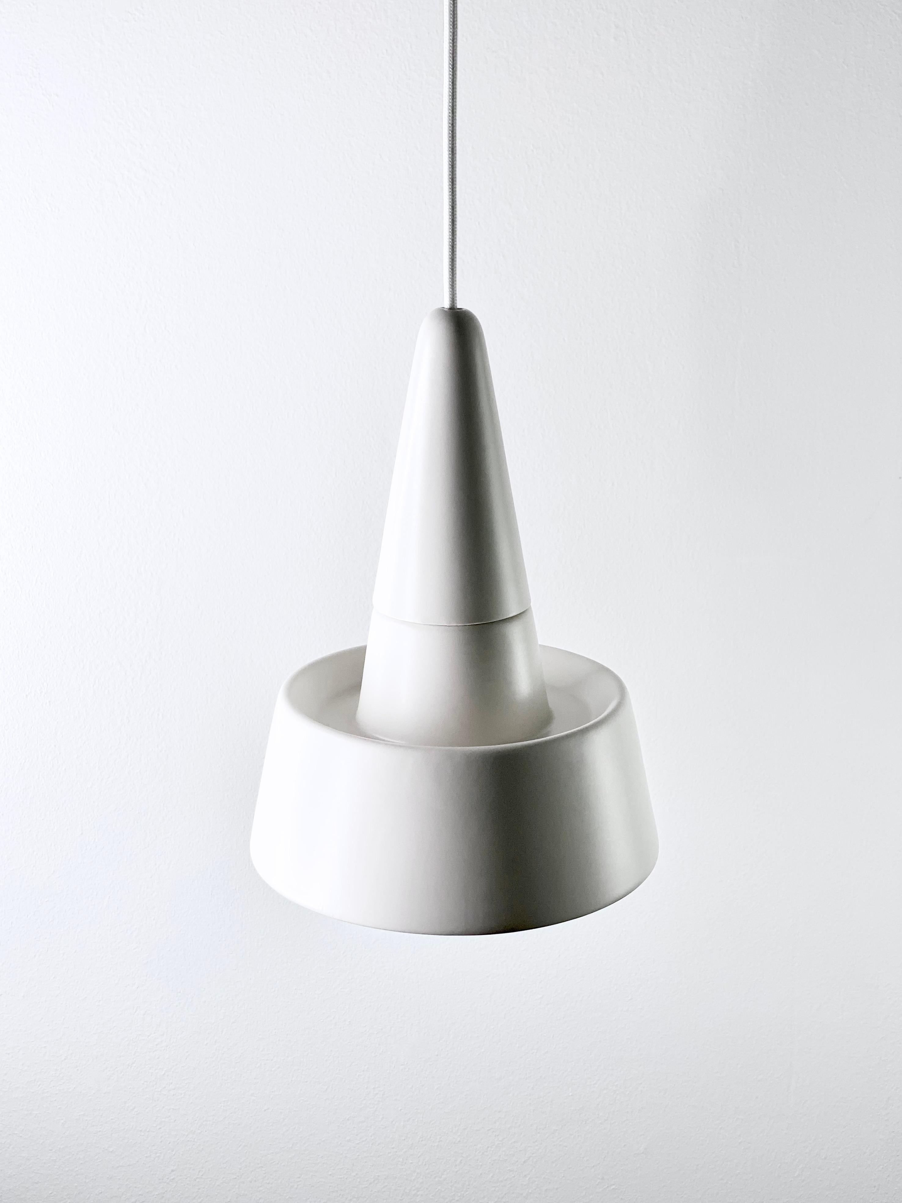 Tedesco Lampada a sospensione contemporanea in gres bianco opaco, design minimalista, SML2 in vendita