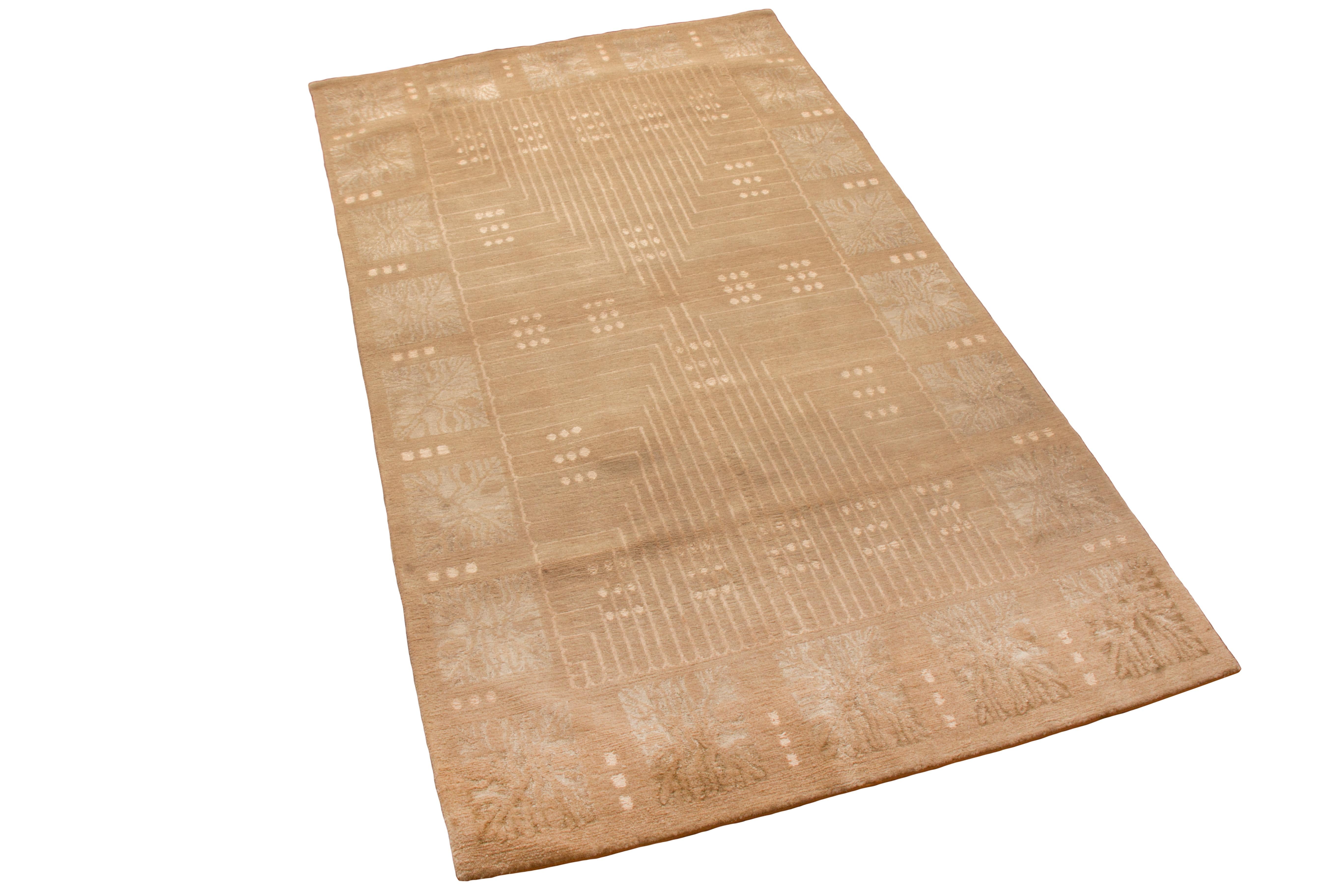 Originario del Nepal, questo tappeto geometrico contemporaneo in lana e seta presenta una rivisitazione unica di un disegno a labirinto con sensibilità persiane e Art Déco. Annodato a mano in lana di alta qualità e seta naturalmente luminosa, il