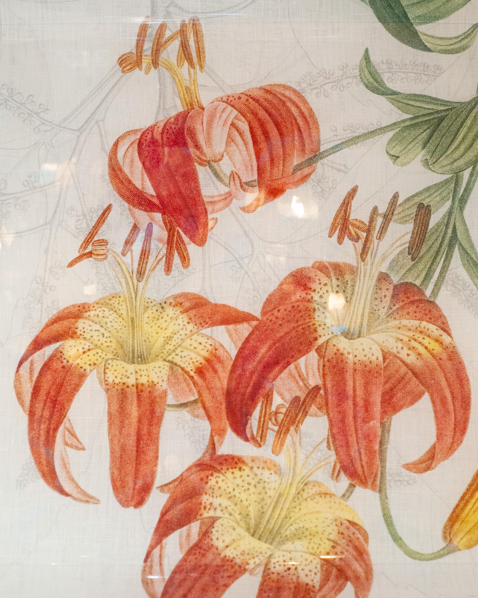 Una bandeja mediana para servir fabricada en acrílico y lino estampado con motivos florales. Fabricadas en Francia, estas bandejas florales para servir son un accesorio funcional y bonito. Con su brillo transparente y los refinados motivos del lino