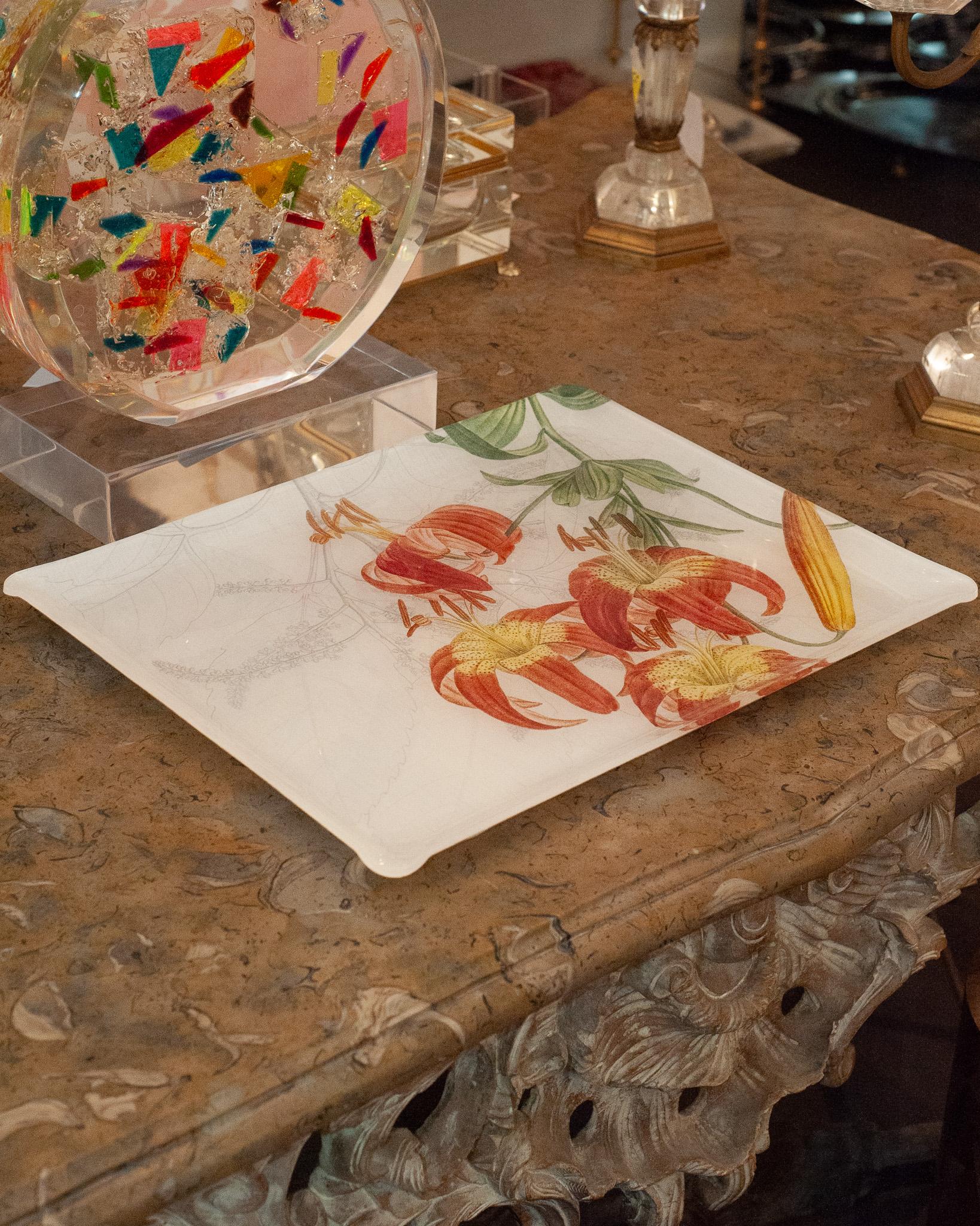 Bandeja Acrílica Mediana Contemporánea para Servir con Lino Capturado Estampado Floral en Nuevo estado para la venta en Toronto, ON